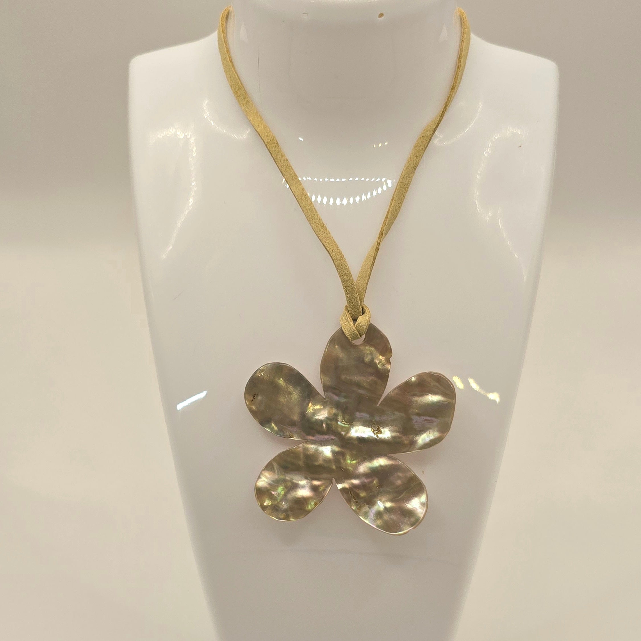 Abalone-Perlmutt-Form an Stoffband - Blume