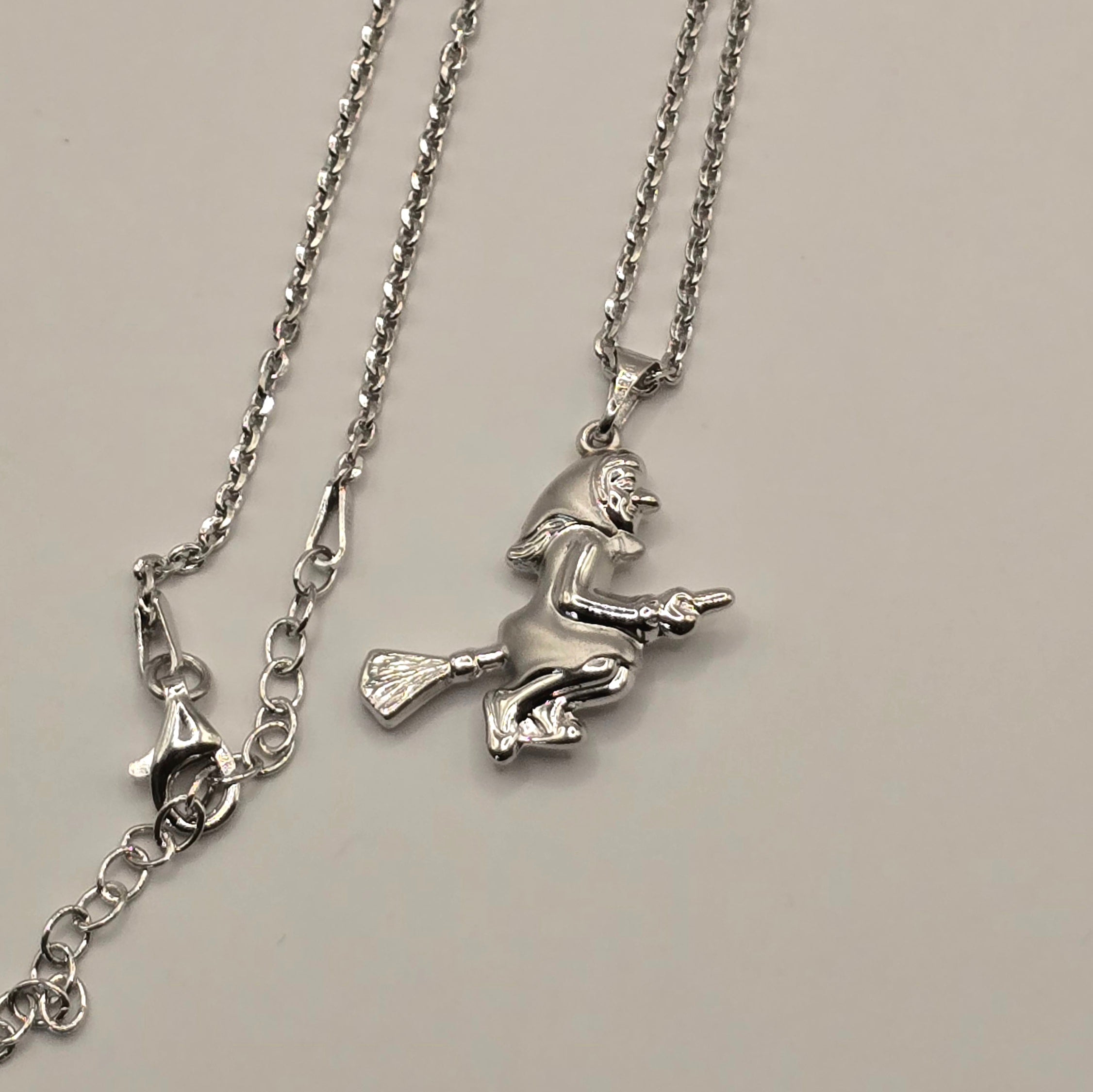 Damen Kette mit Anhänger Hexe