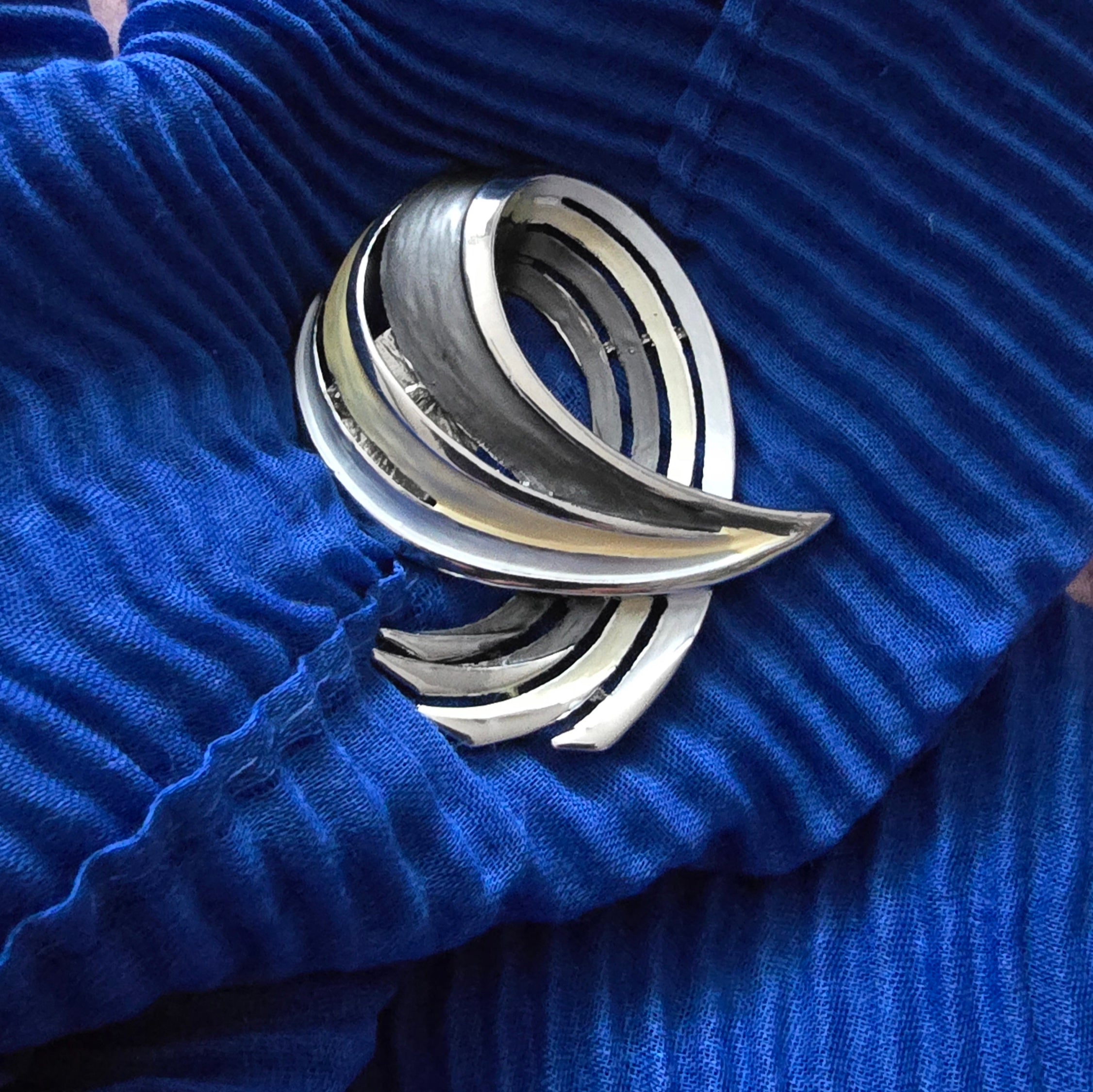 Schal-Magnet-Brosche / Serpentina Flow / versilbert / Statement-Pieces