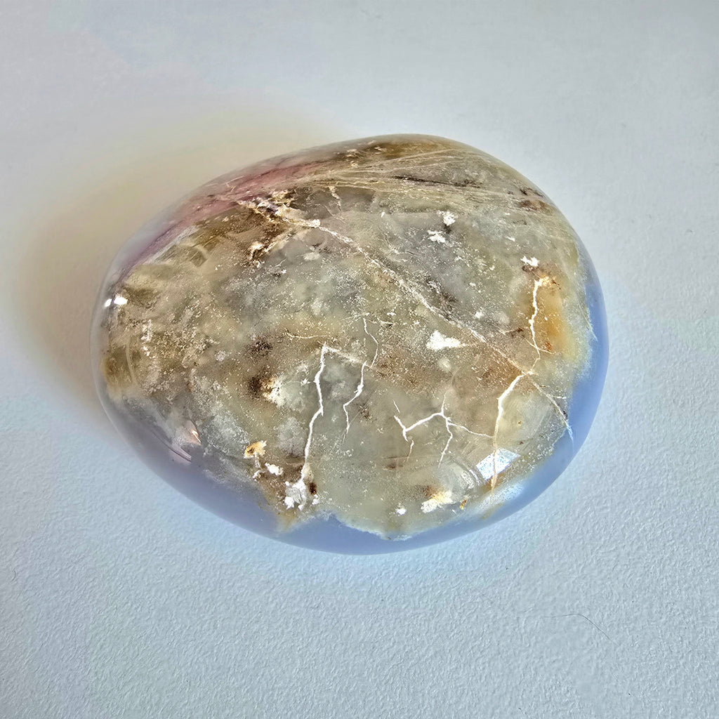 Blauer Chalcedon - Handschmeichler auf Matrix No. 1