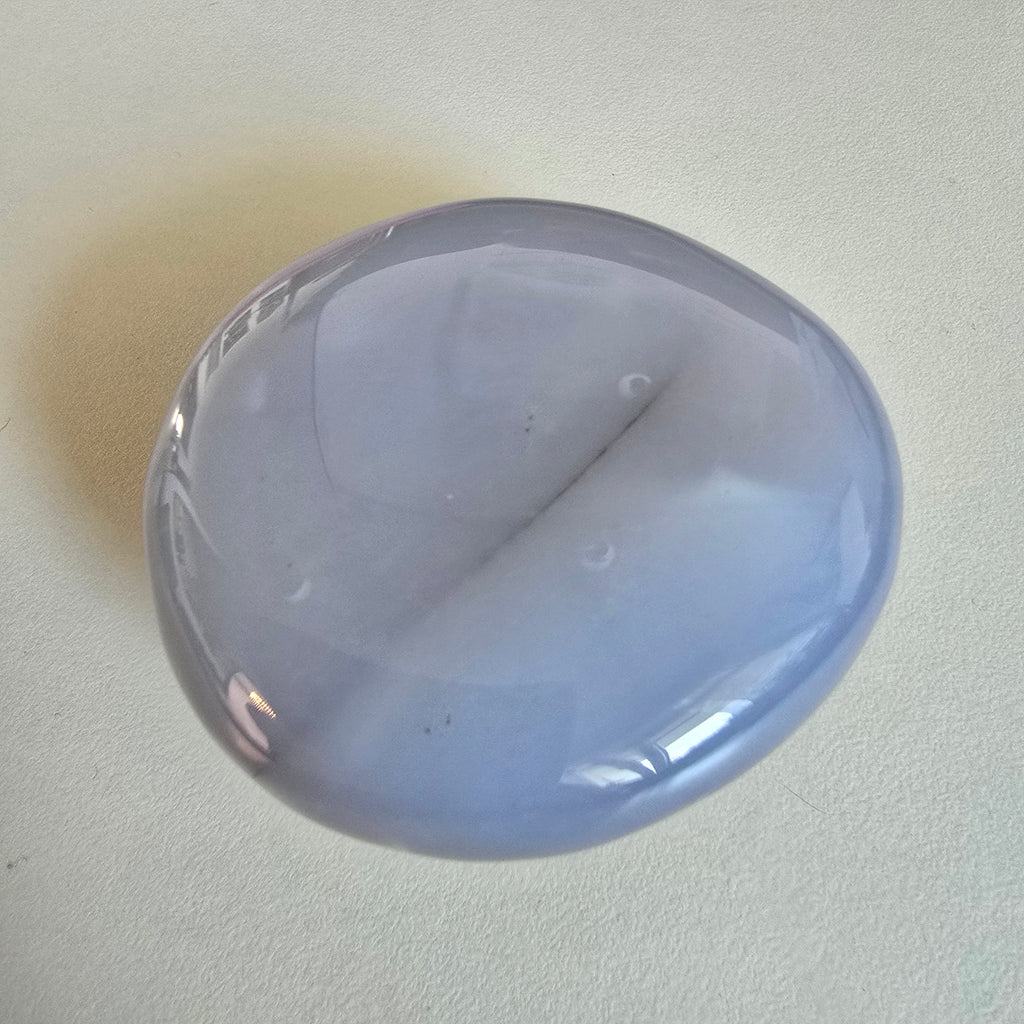 Blauer Chalcedon - Handschmeichler auf Matrix No. 1