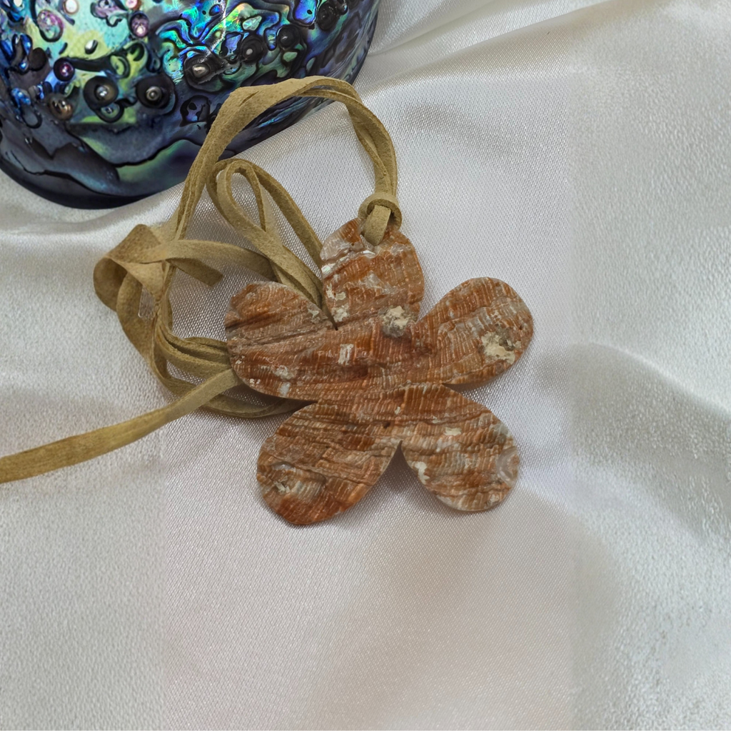 Rückseite Abalone-Anhänger-Blume am Band