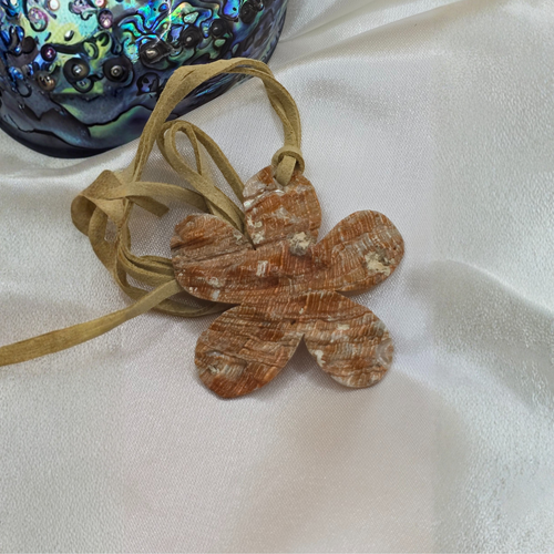 Rückseite Abalone-Anhänger-Blume am Band