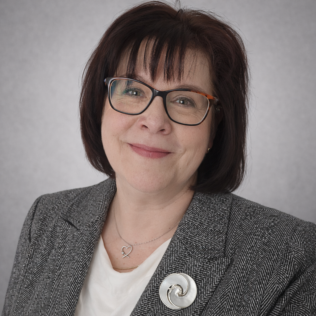 Uta mit Brosche Manget Perlmutt Spirale 