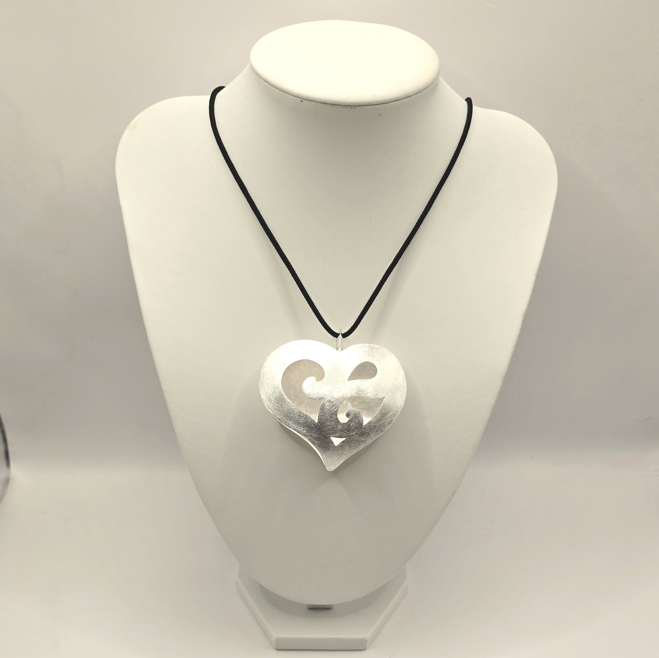 Damen Anhänger Herz mit Band / Cuore Forte / 925er Silber / Statement-Herz kraftvoll  + klar