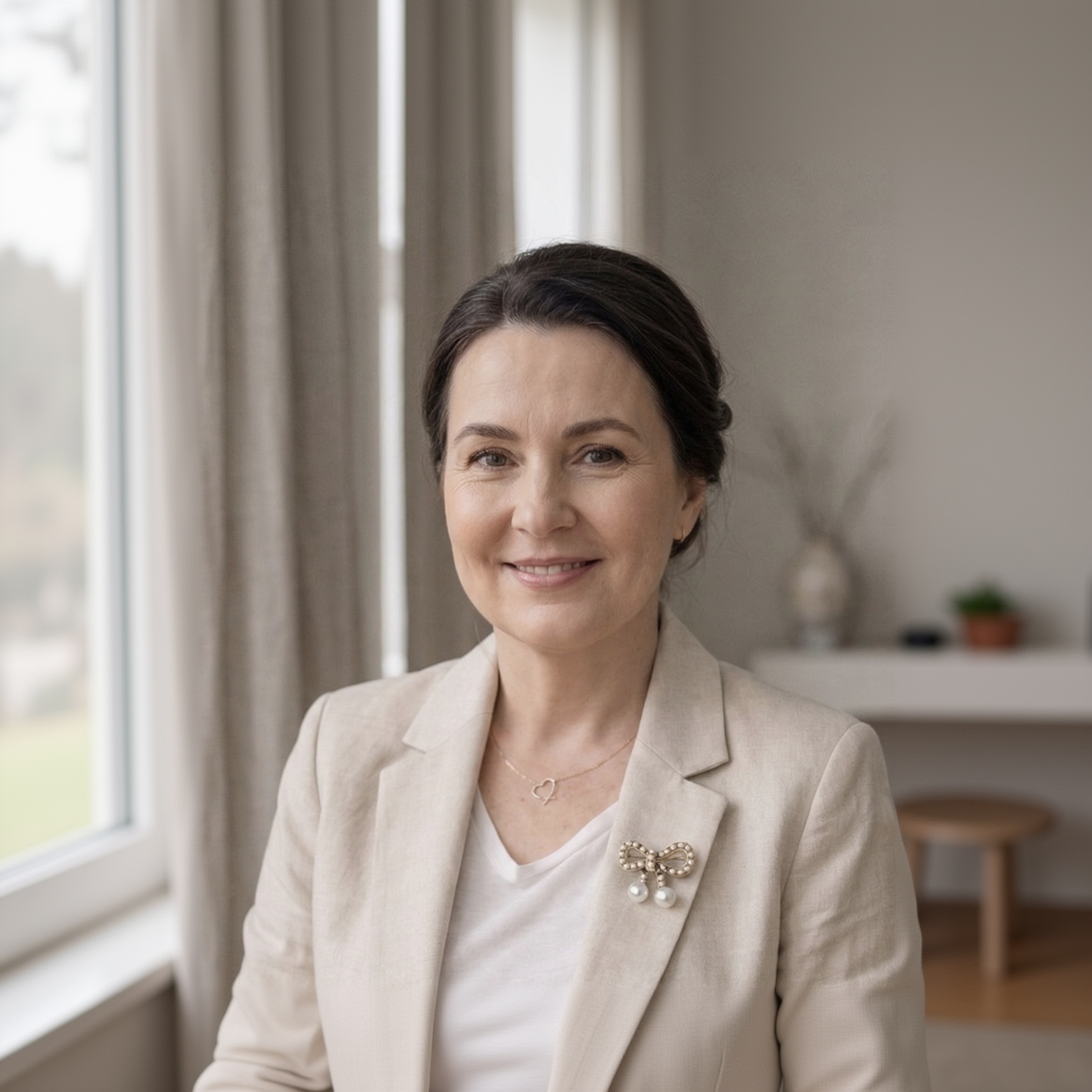 Dame mit Brosche Vintage Schleife Kupfer vergoldet mit künstlichen Perlen by DAVUTA