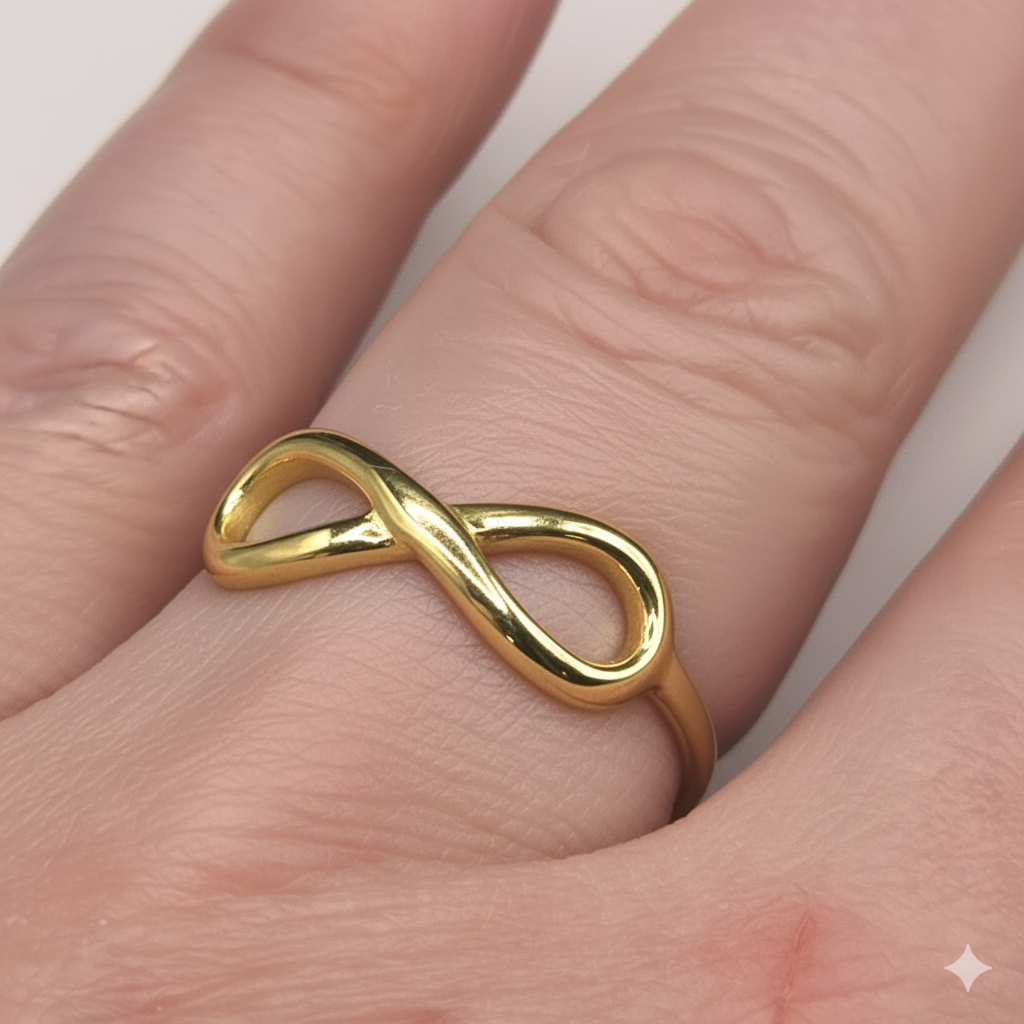 Damen Ring Infinity Silber vergoldet an Damenhand