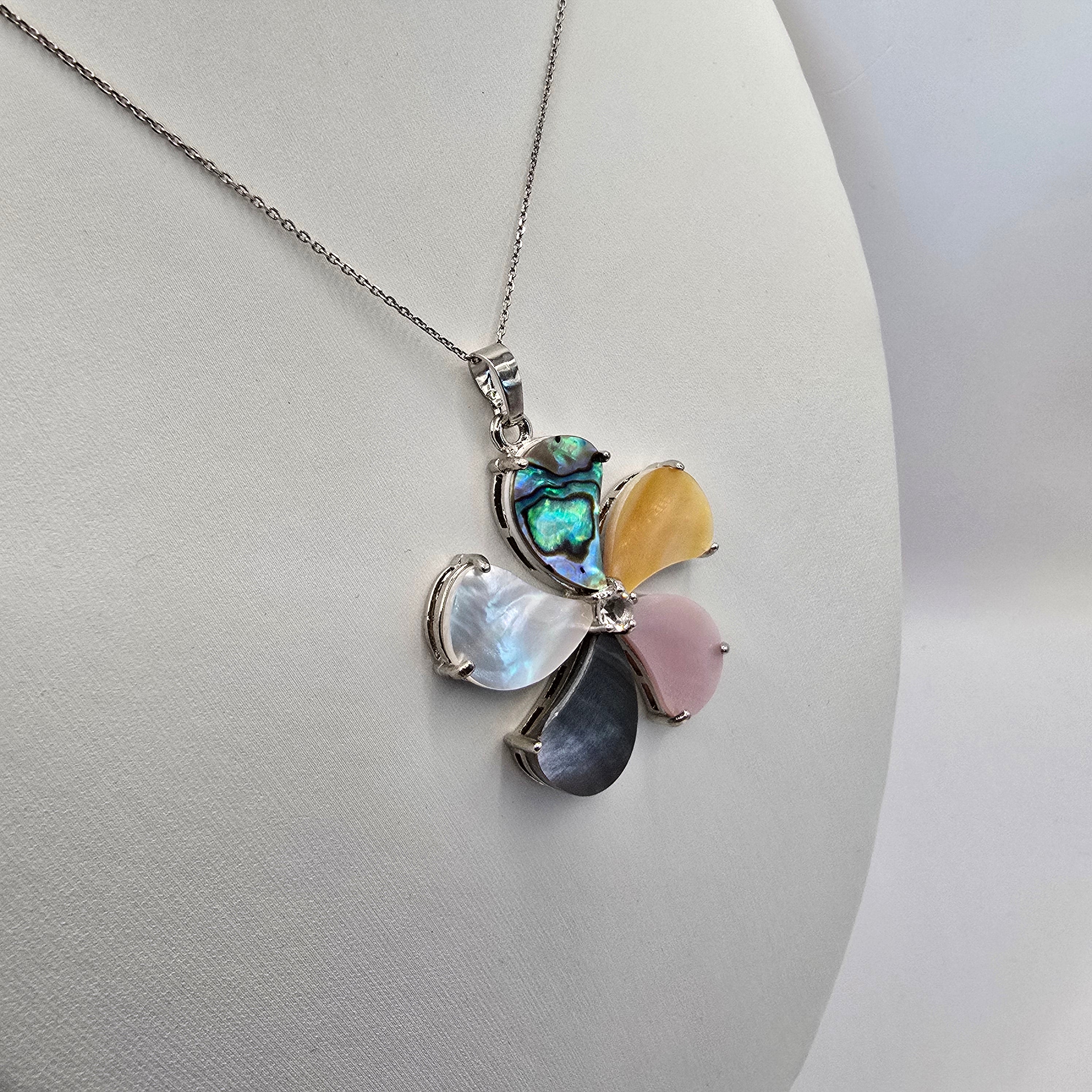 Damen Anhänger Blume Perlmutt Abalone seitlich an Büste by DAVUTA