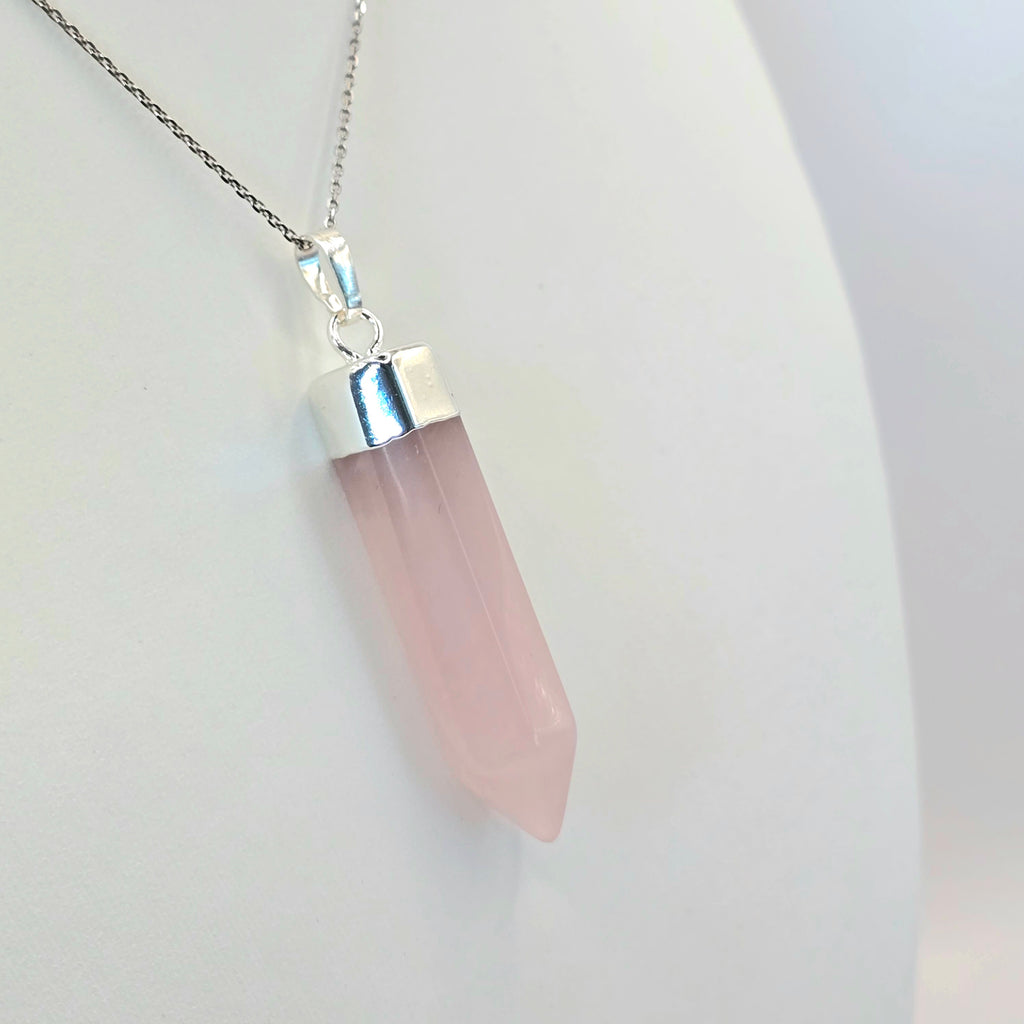 Damen Anhänger mit RosenquarzKristallspitze Detail an Büste