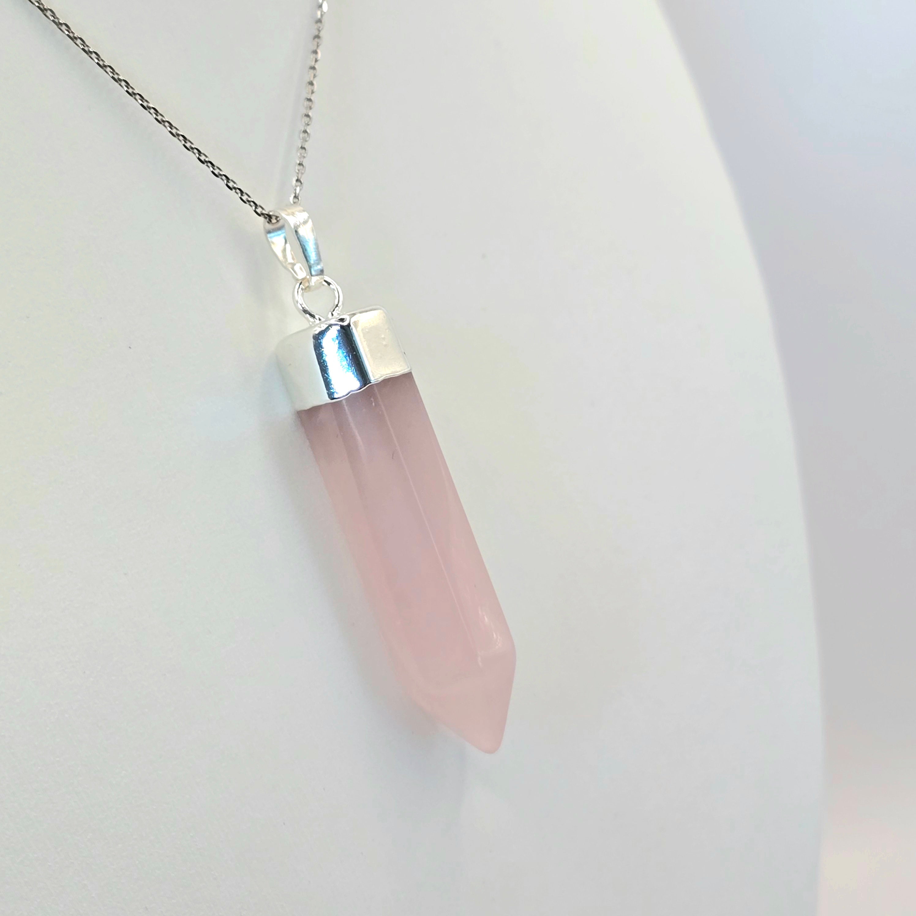 Damen Anhänger mit RosenquarzKristallspitze Detail an Büste