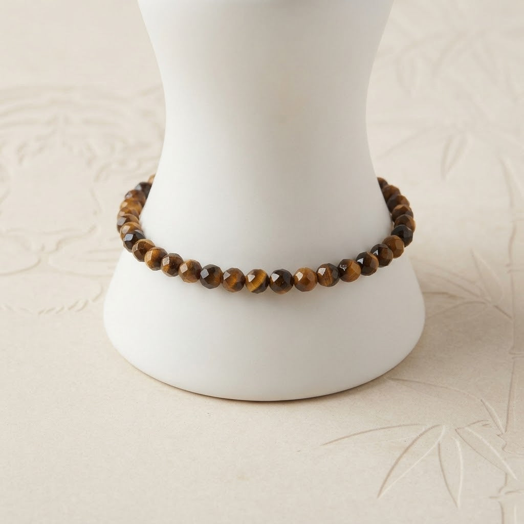 Damen Armband Elastisch 4 mm Tigerauge facettiert DAVUTA an Büste