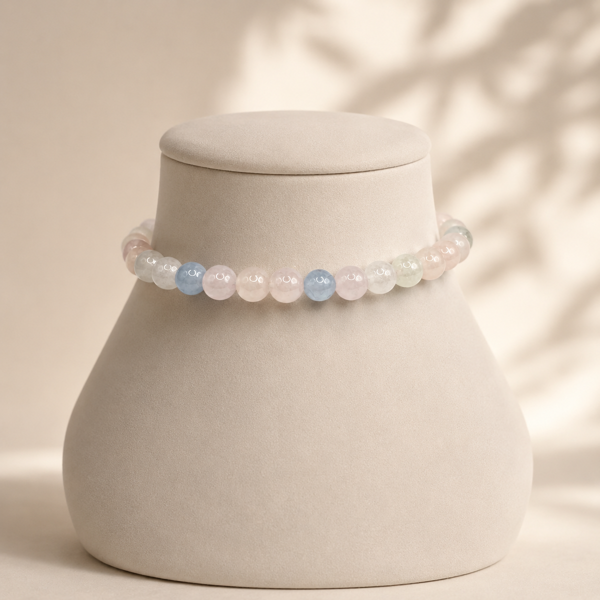 Damen Armband Elastisch Beryll 6mm DAVUTA an Büste