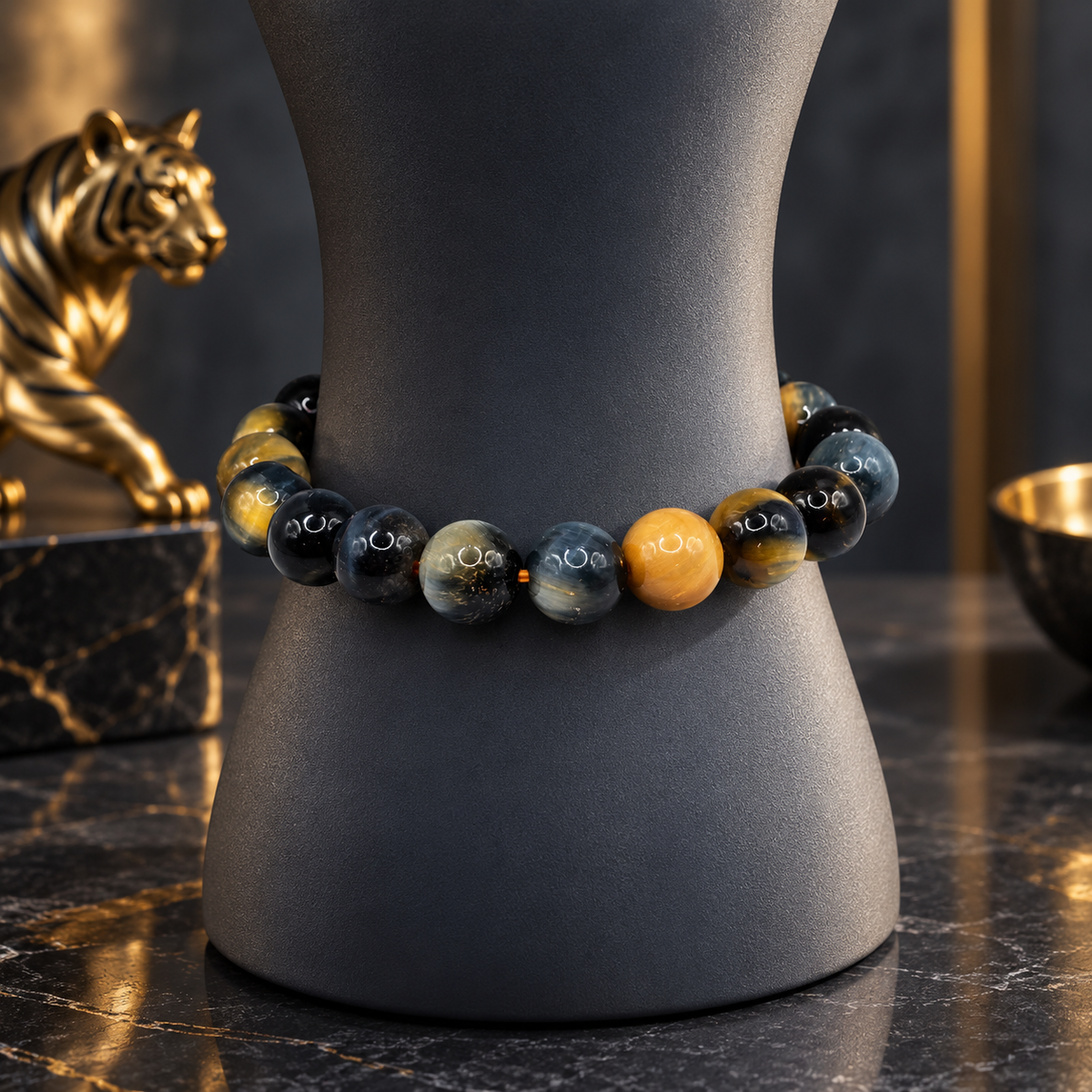 Damen Armband Elastisch Goldenes Tigerauge 10 mm DAVUTA an Büste