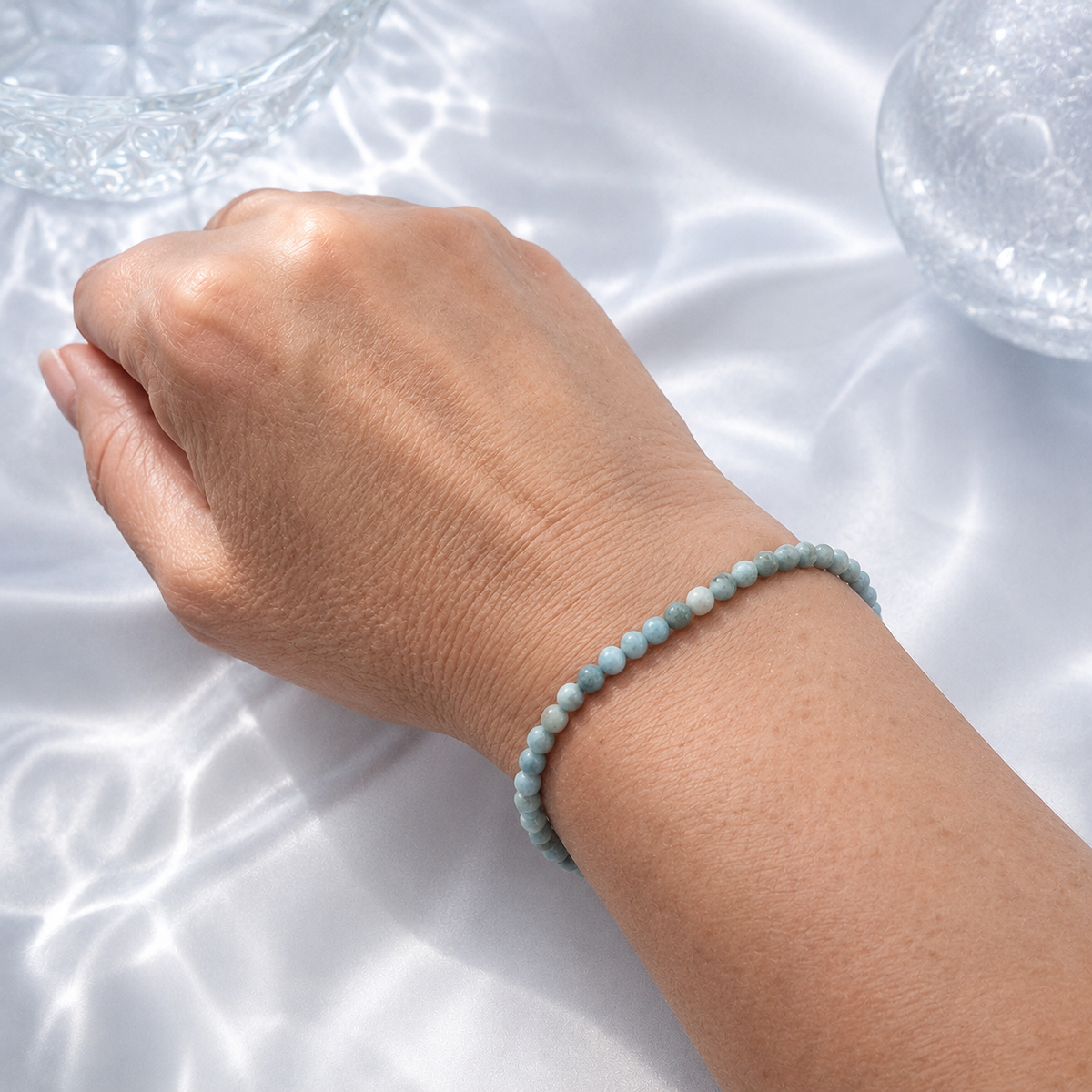 Damen Armband Elastisch Larimar 4 mm Kugeln am Arm by DAVUTA