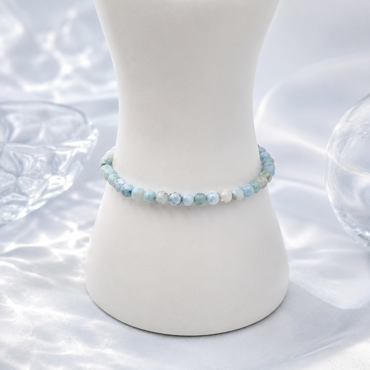 Damen Armband Elastisch Larimar 4 mm Kugeln an Büste by DAVUTA