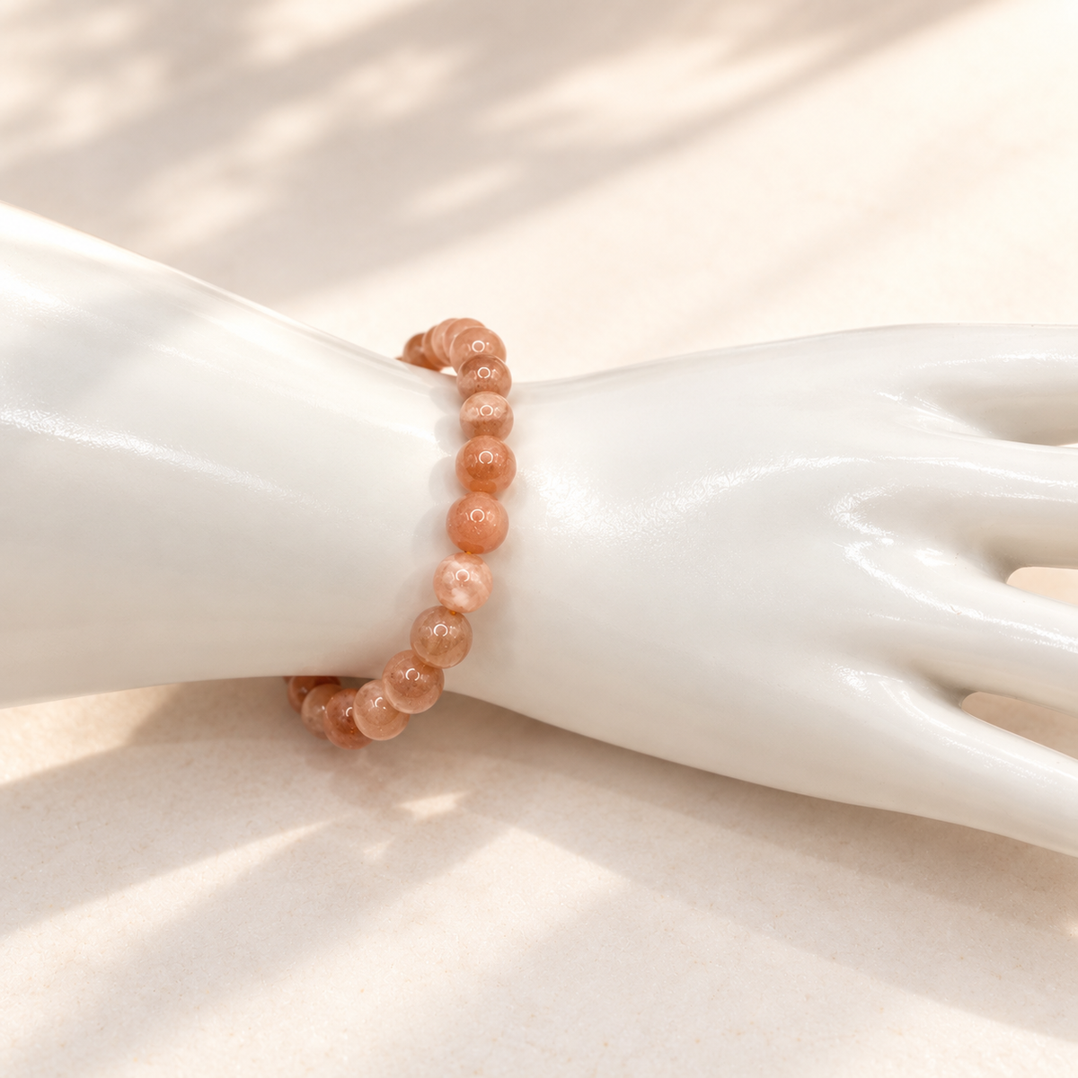 Damen Armband Elastisch Mondstein rosa DAVUTA an Büste