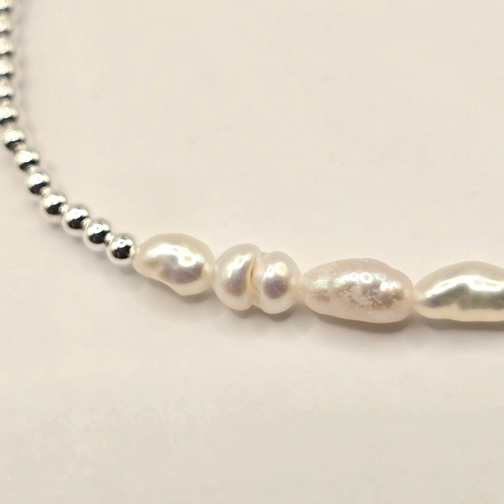 Damen Armband Elastisch Silber- und Süßwasserperlen Detail by DAVUTA