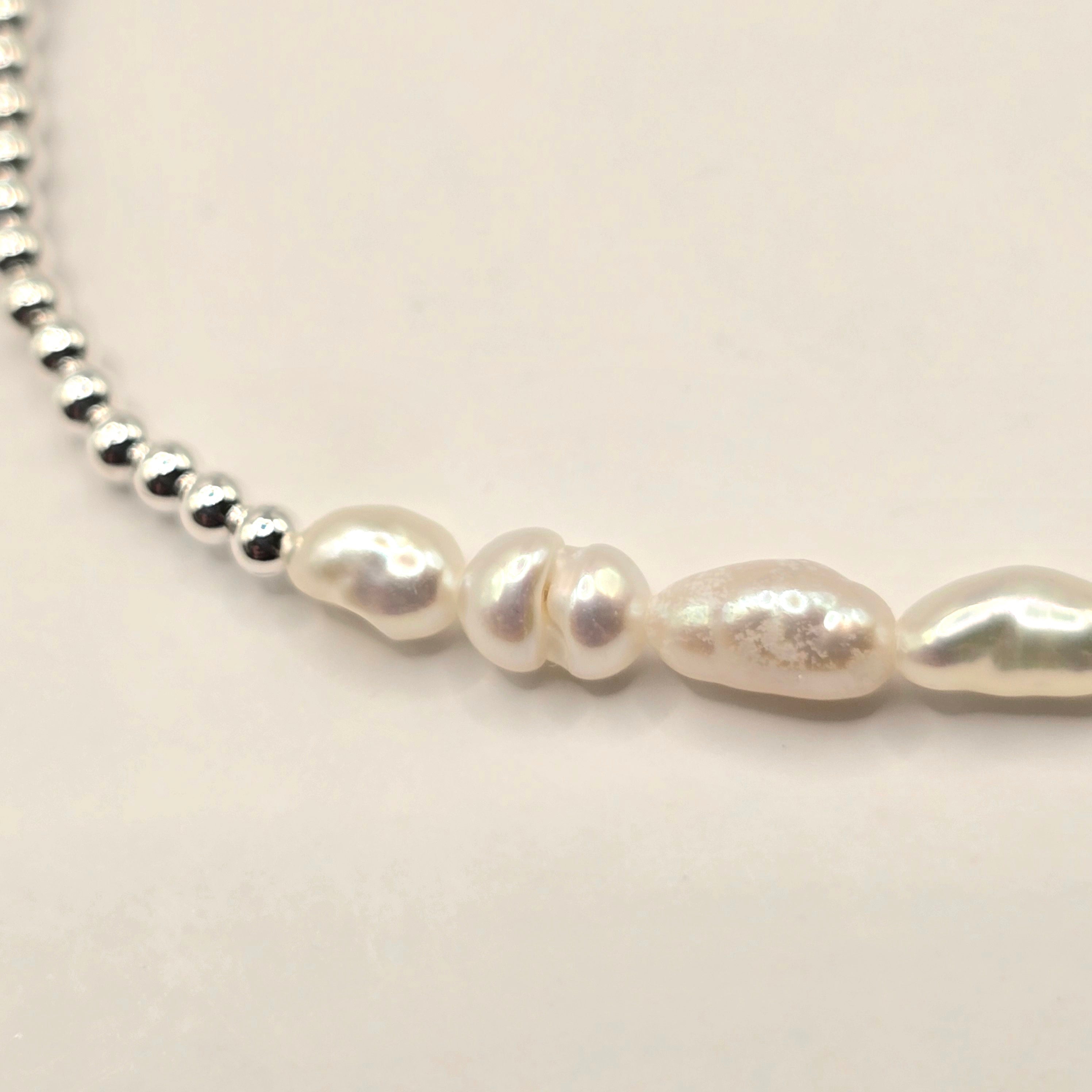 Damen Armband Elastisch Silber- und Süßwasserperlen Detail by DAVUTA