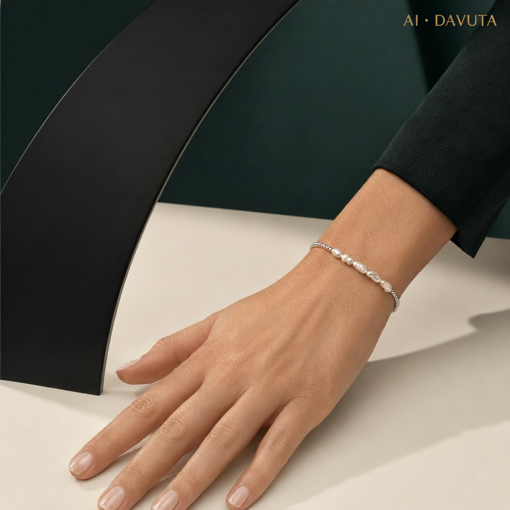 Damen Armband Elastisch Silber- und Süßwasserperlen am Arm Model by DAVUTA
