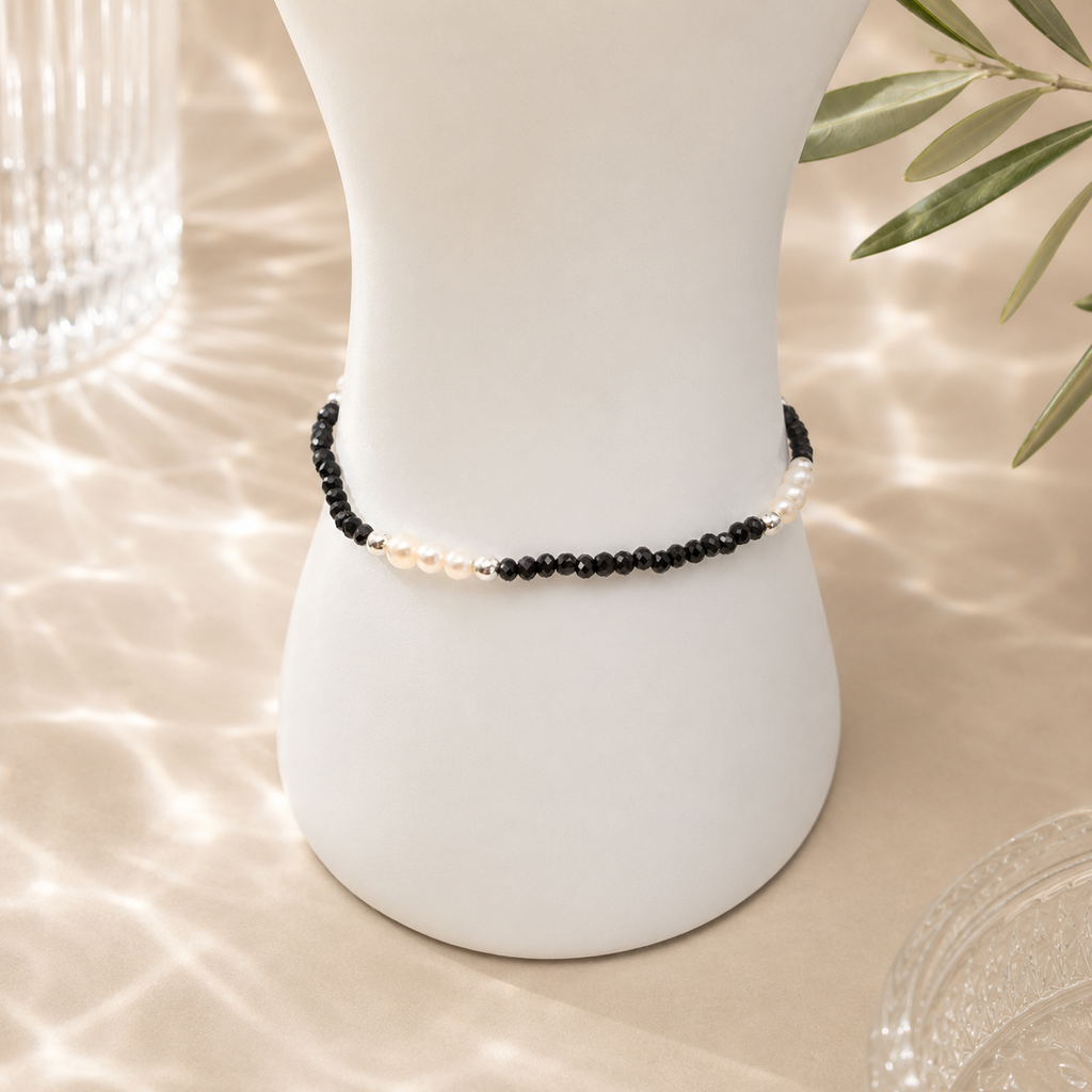 Damen Armband Elastisch Silber Süßwasserperle Edelstein schwarz an Büste by DAVUTA