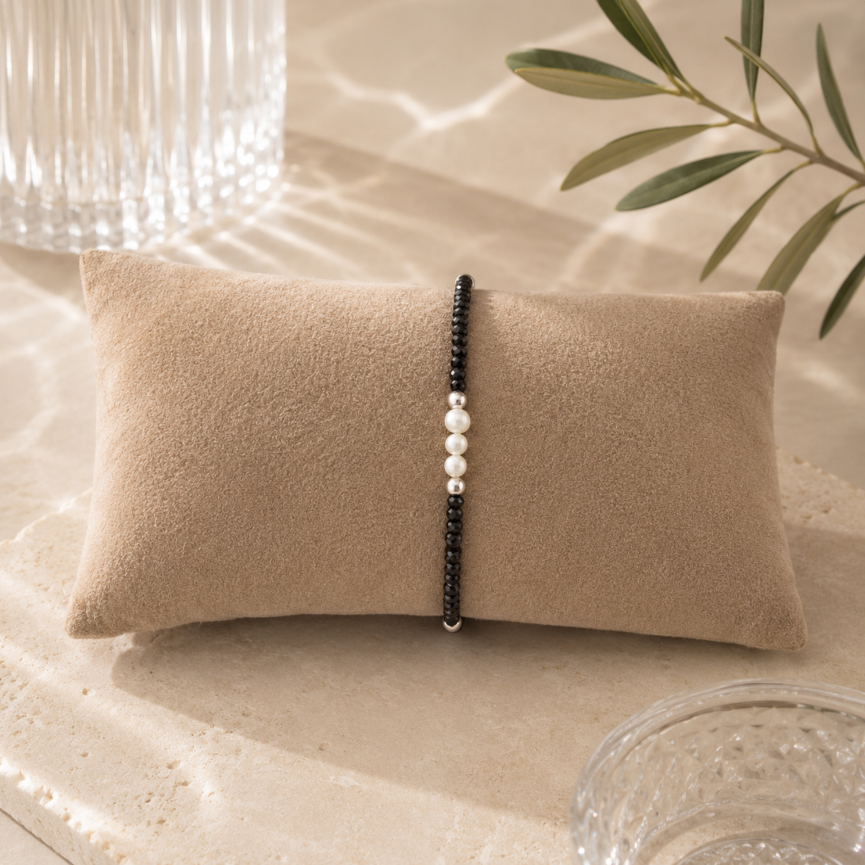 Damen Armband Elastisch Silber Süßwasserperle Edelstein schwarz an Kissen by DAVUTA