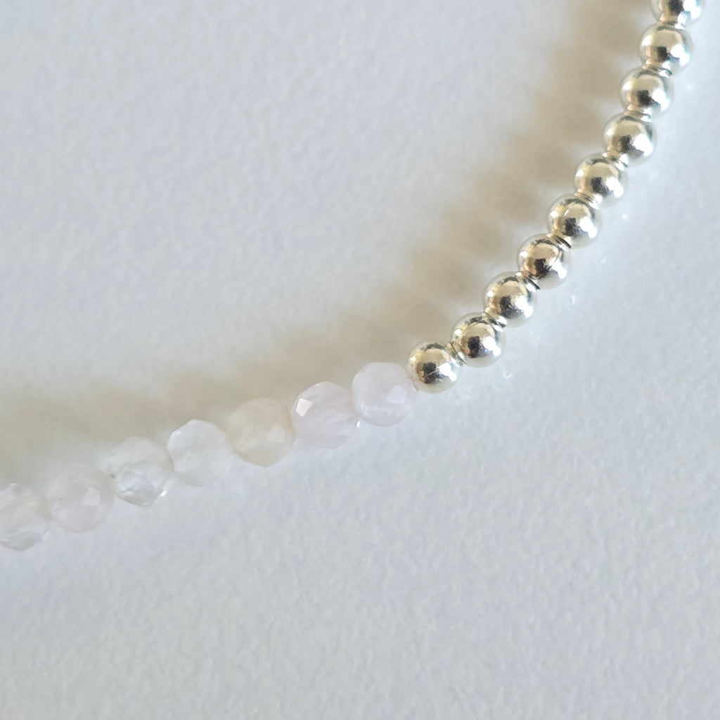 Damen Armband Elastisch Silber und Rosenquarzperlen Detail