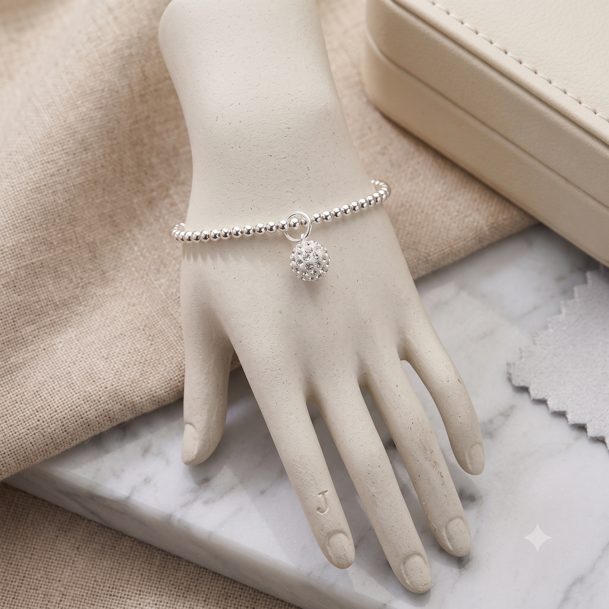 Damen Armband Elastisch Silberperlen mit Zirkonia Pavekugel an Handbüste by DAVUTA