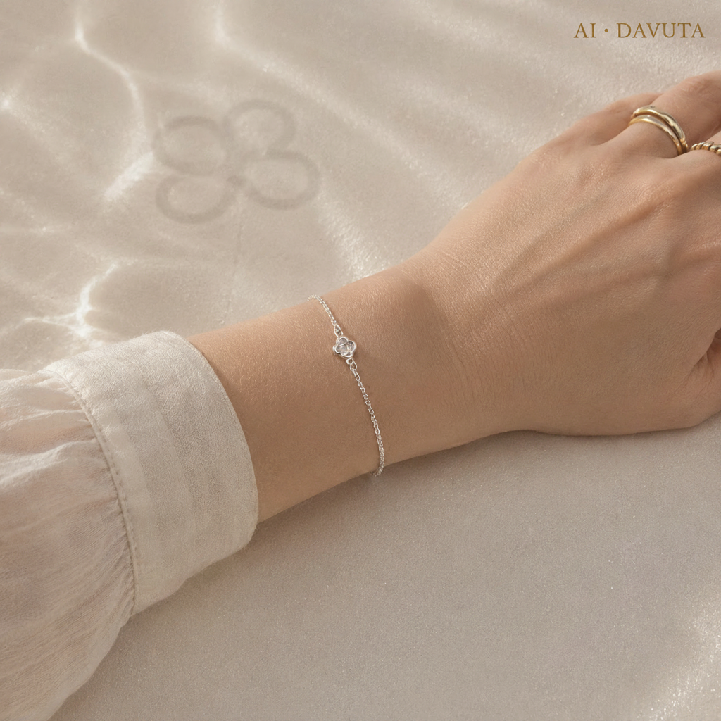 Damen Armband Kleeblatt Silber DAVUTA am Arm