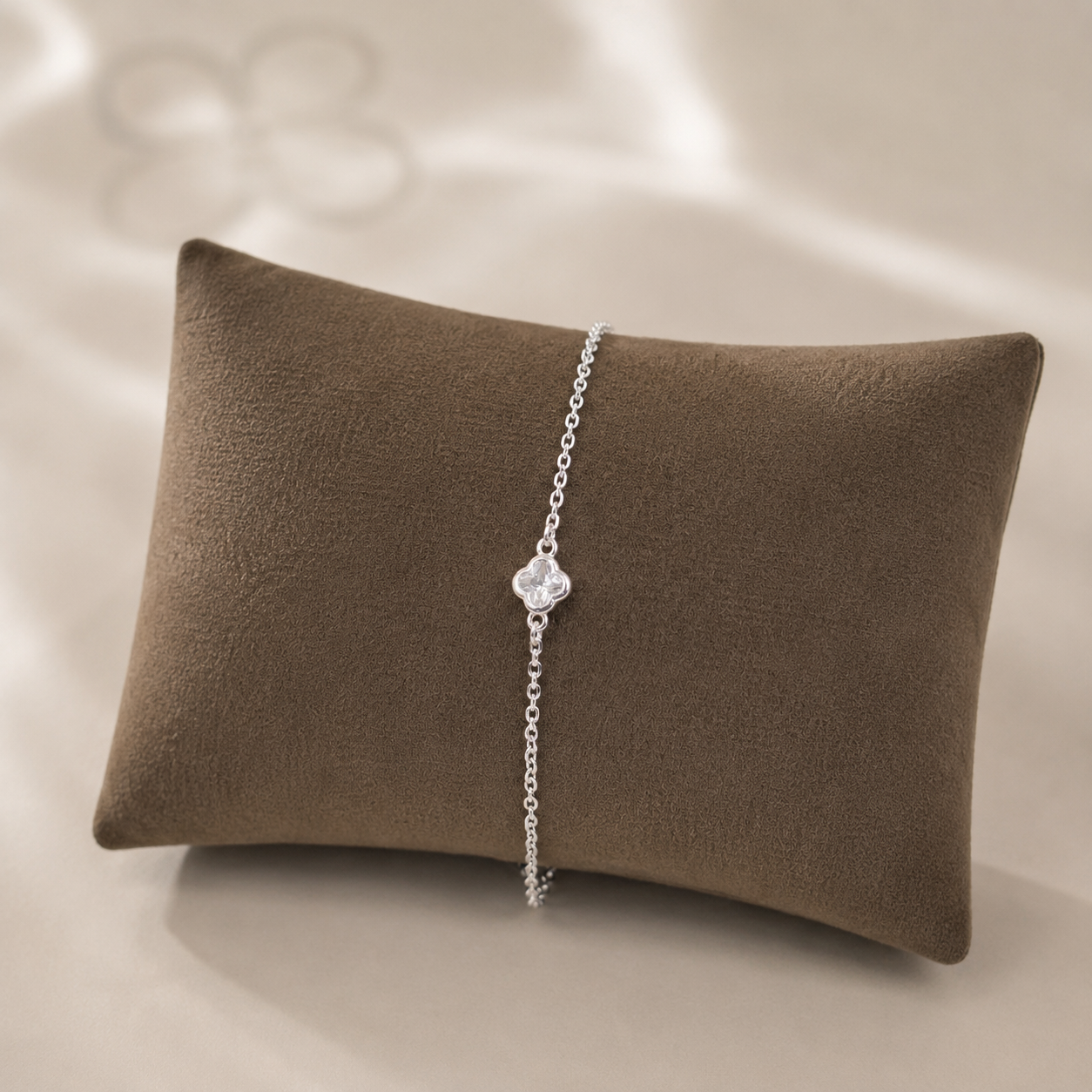 Damen Armband Kleeblatt Silber DAVUTA  auf Kissen