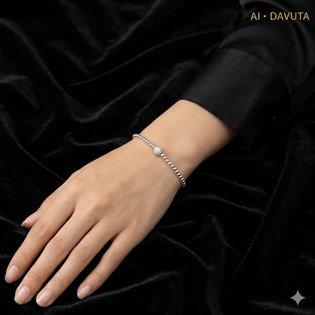 Damen Armband Silberperlen und Zirkonia Pavekugel am Arm Modell
