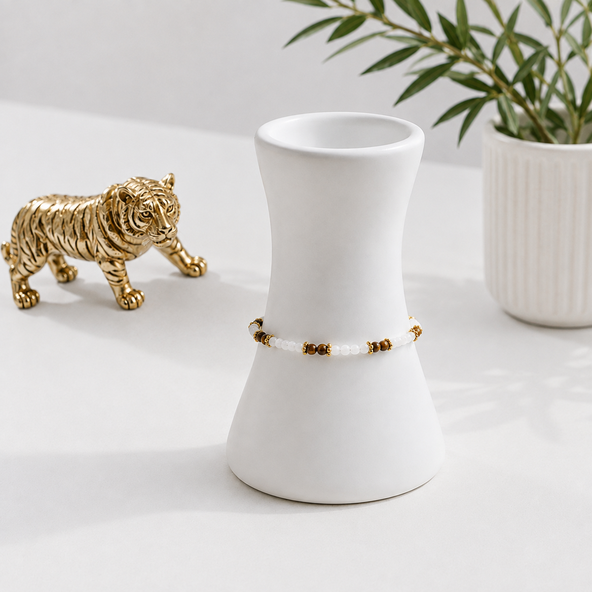 Damen Armband Tigerauge Perlmutt Edelstahl golden DAVUTA an Büste