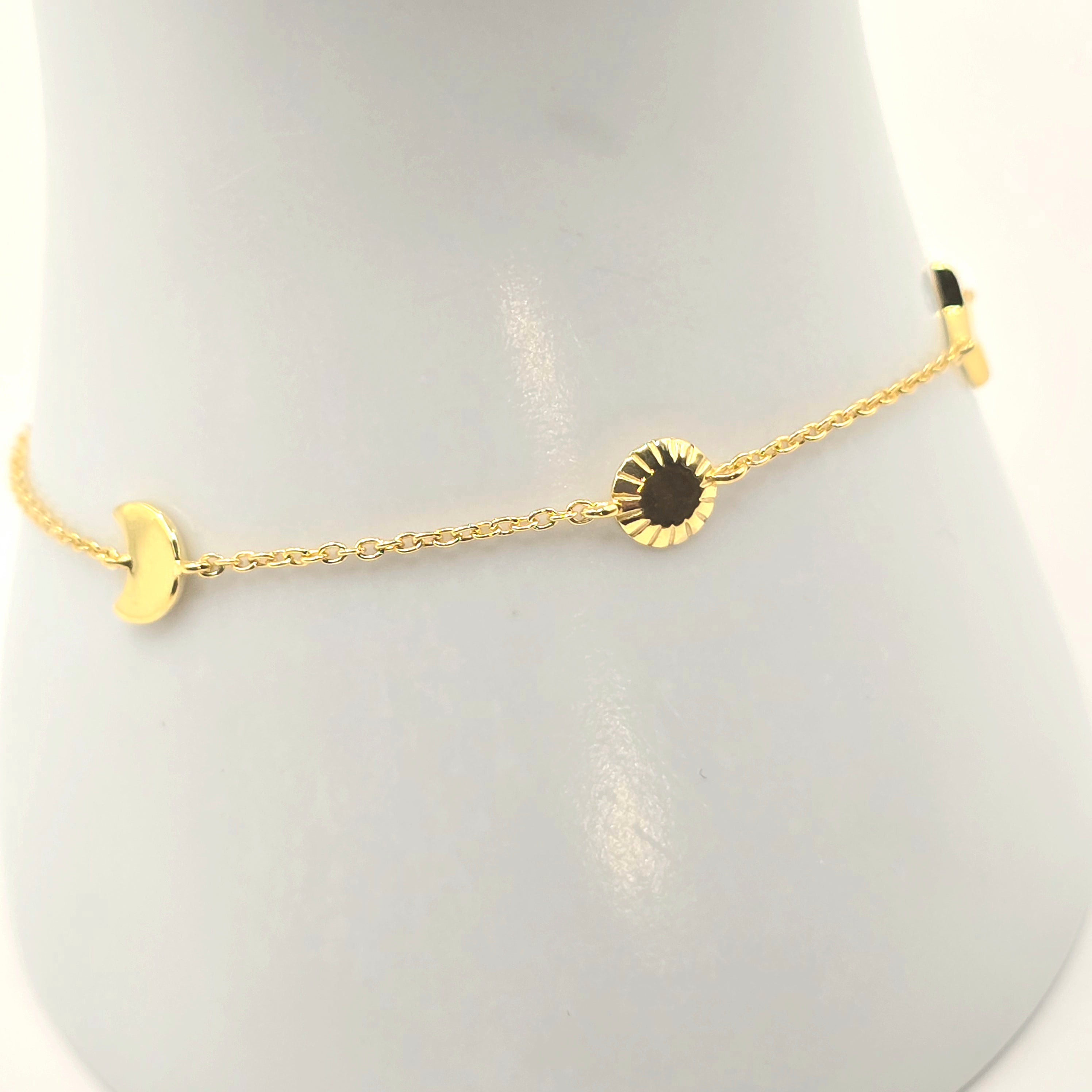 Damen Armband Universo gold an Büste
