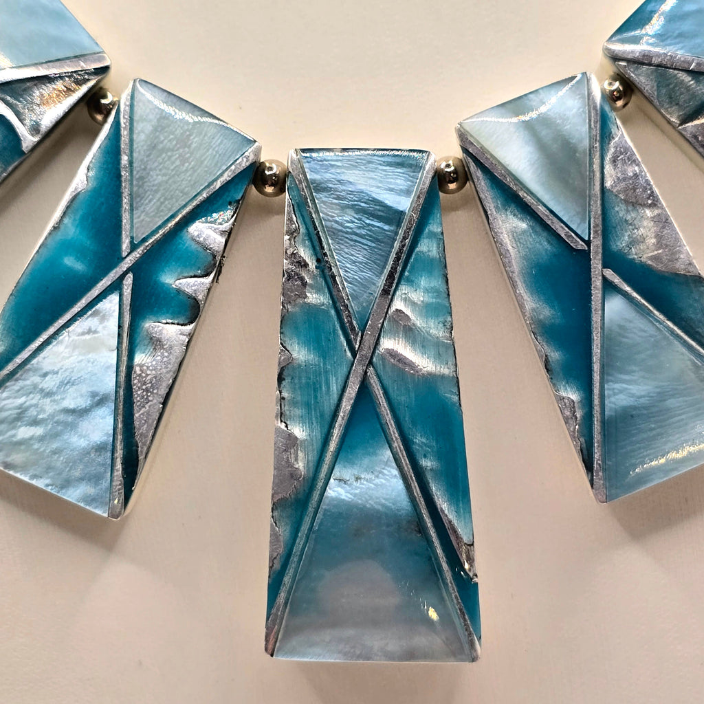 Damen Collier Draht mit blauem Perlmutt Schmuckelemten Detail by DAVUTA