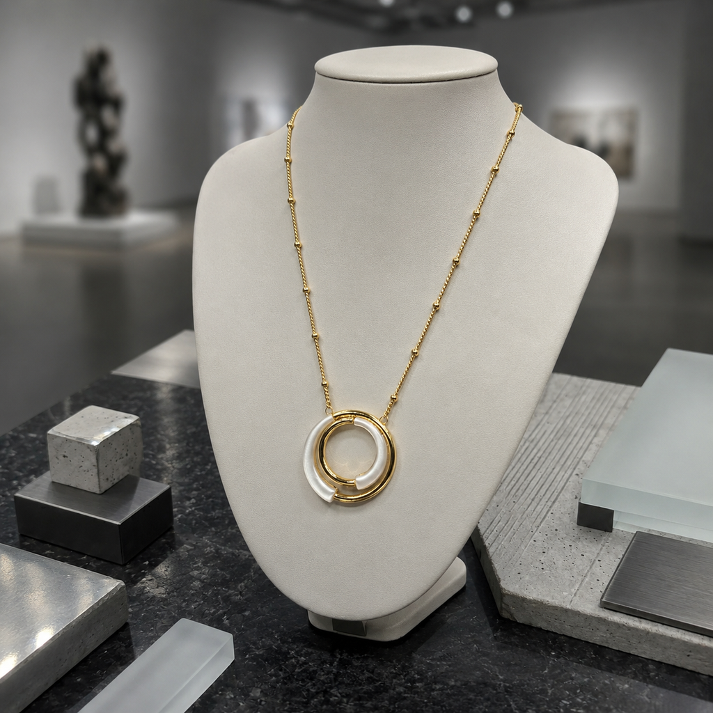 Damen Collier Kreis mit Kugelkette Messing vergoldet an Büste by DAVUTA
