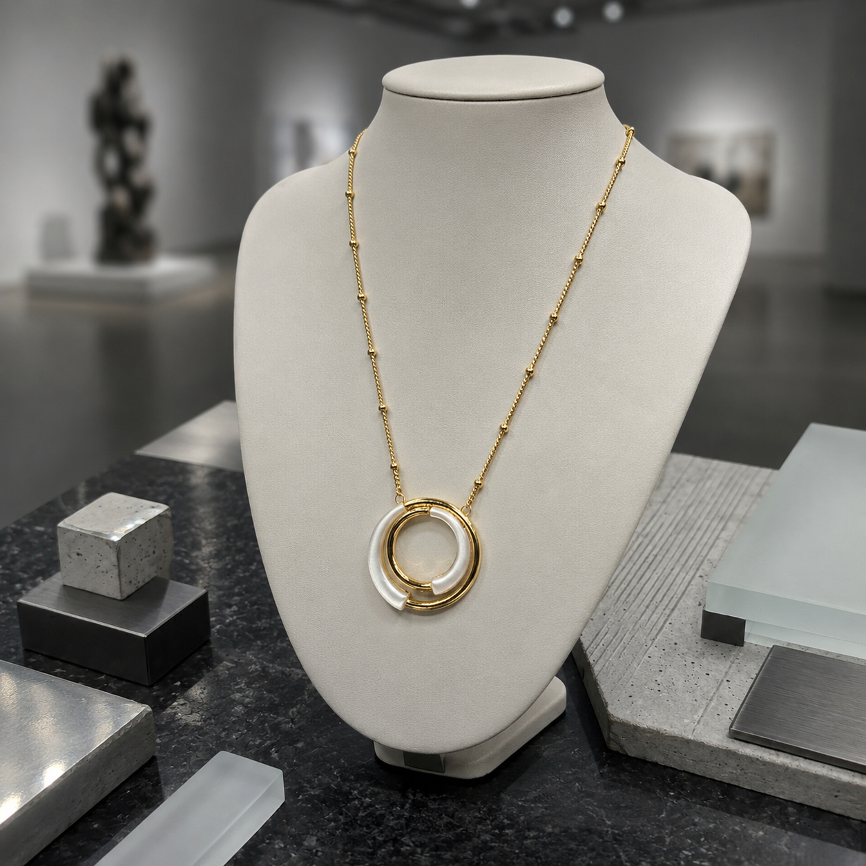 Damen Collier Kreis mit Kugelkette Messing vergoldet an Büste by DAVUTA