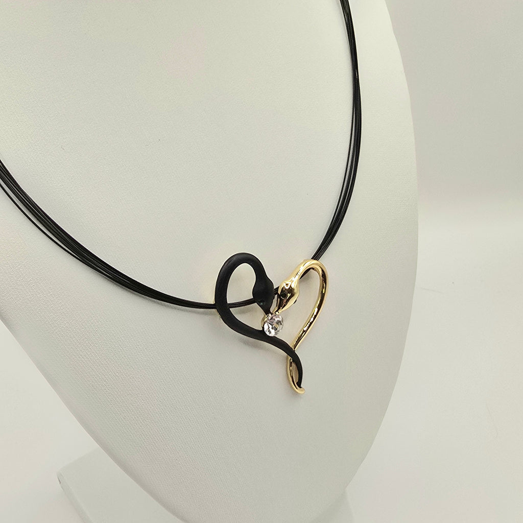 Damen Collier mit Schlangenherz Modeshmuck seitlich by DAVUTA