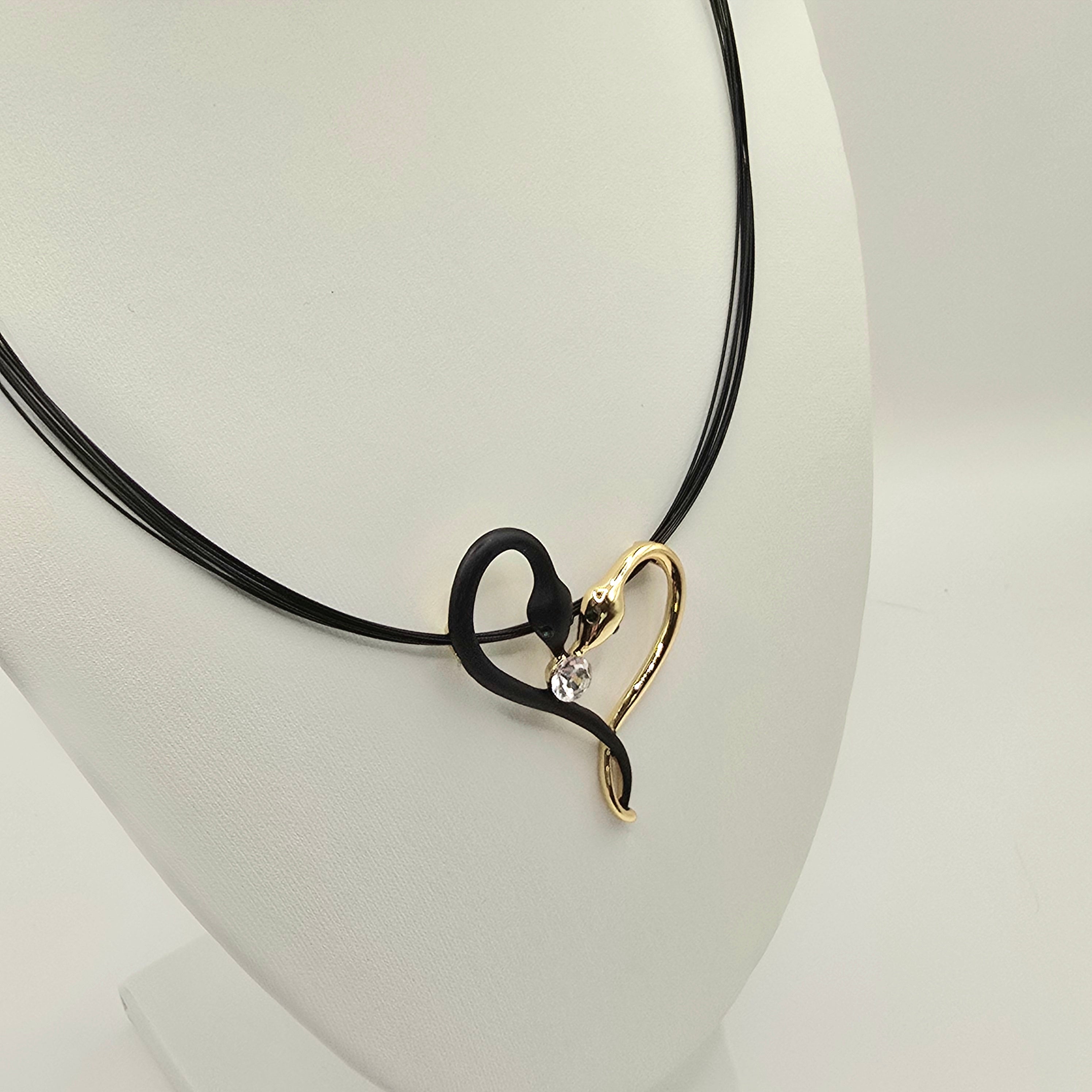Damen Collier mit Schlangenherz Modeshmuck seitlich by DAVUTA