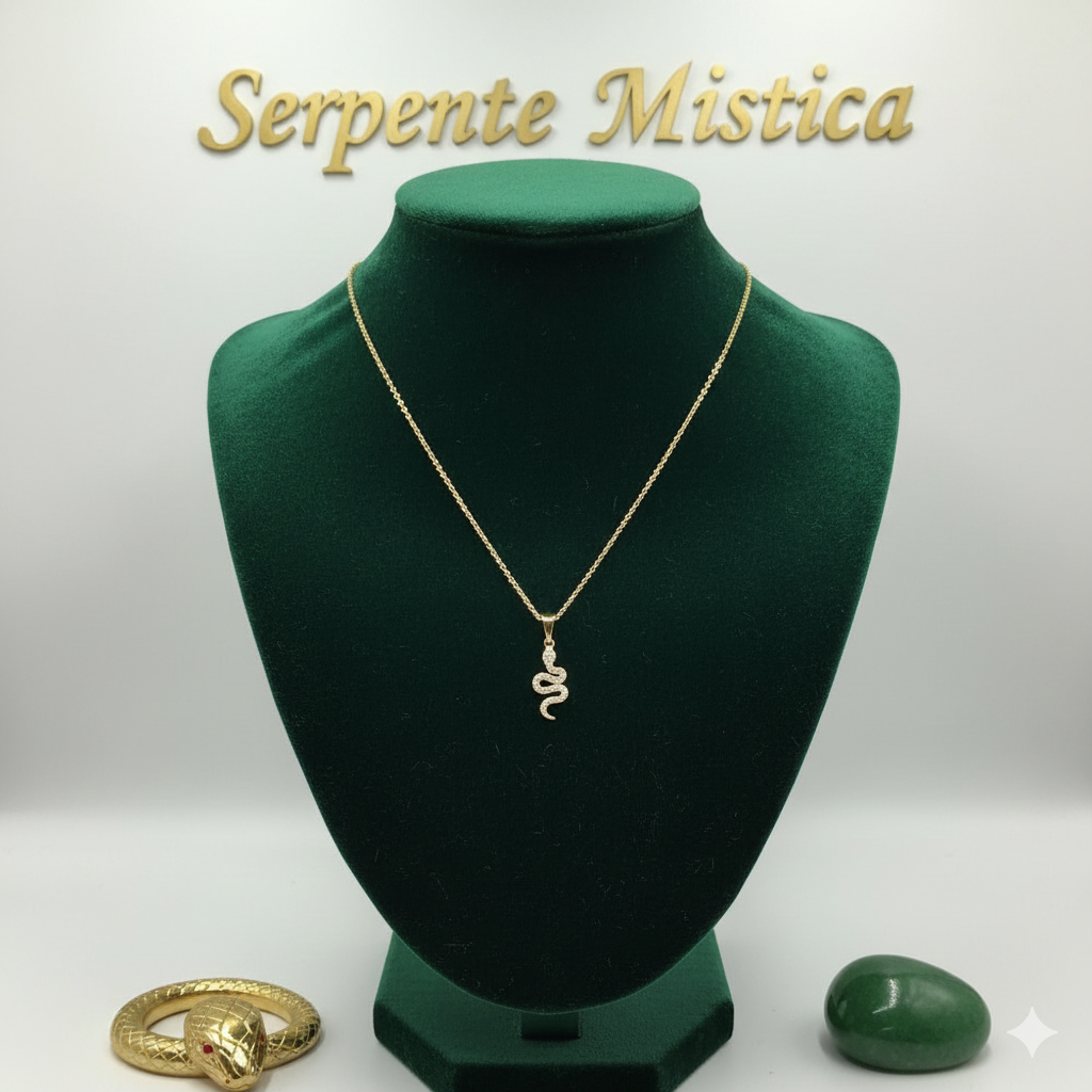Damen Kette Gold mit Anhänger Schlange und Zirkoniasteinen auf grüner Büste by DAVUTA Kollektion Serpente Mistica