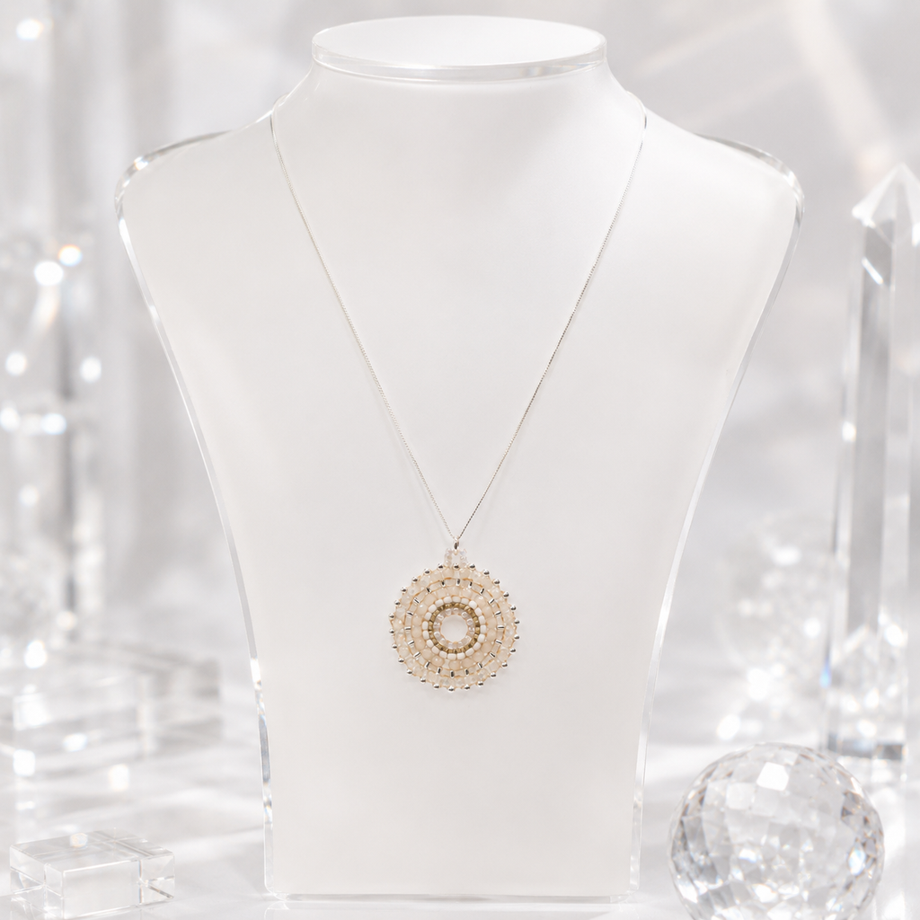 Damen Kette Mandala Silber Weiß an Büste by DAVUTA