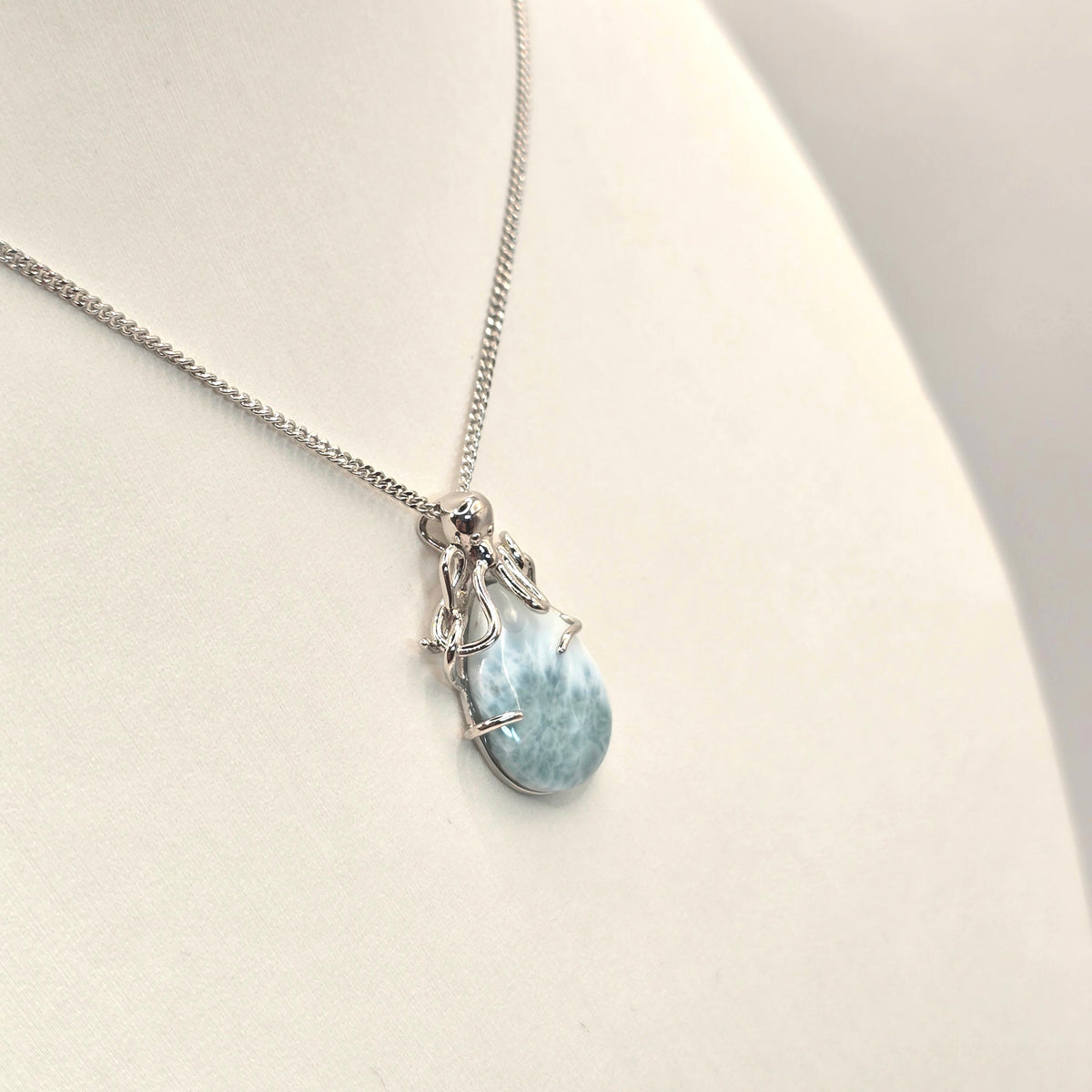 Damen Kette Oktopus mit Larimar Silber seitlich by DAVUTA