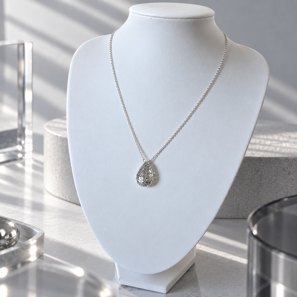 Damen Kette Tropfen 3 D silber DAVUTA an Büste