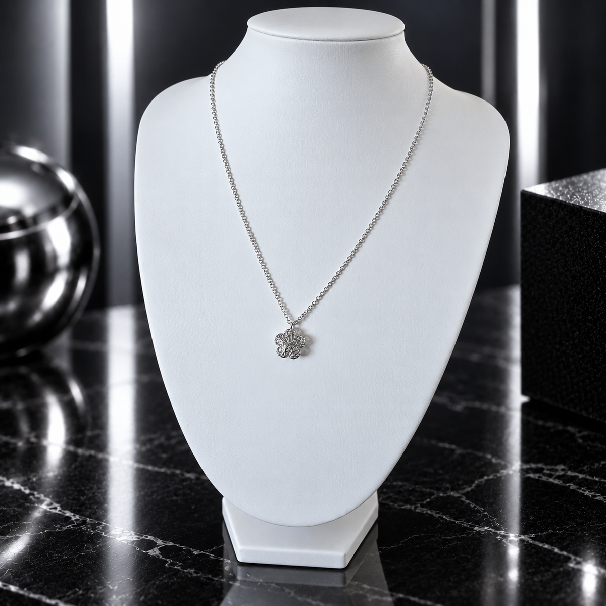 Damen Kette mit Anhänger Blume 3-D Silber an Büste by DAVUTA