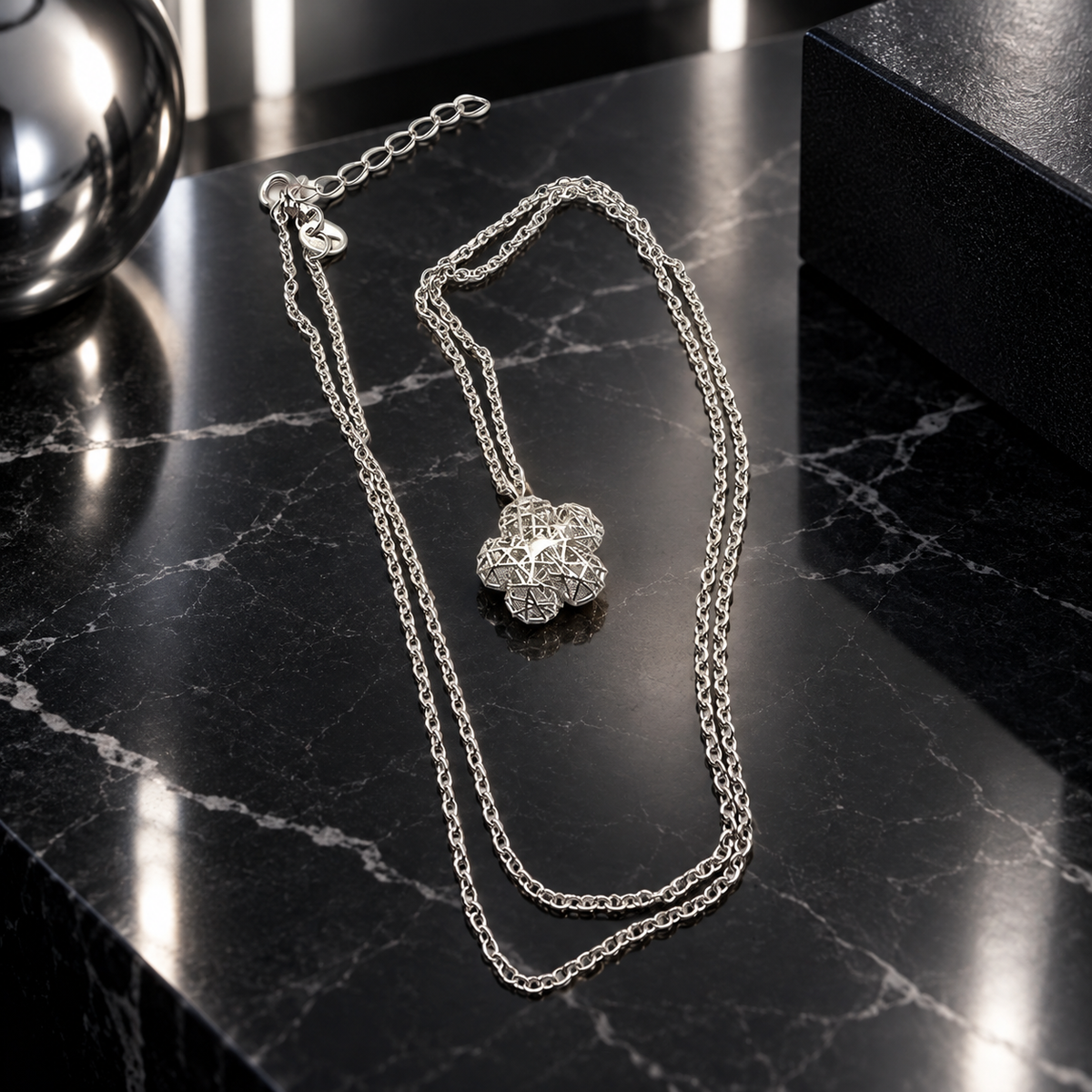 Damen Kette mit Anhänger Blume 3-D Silber liegend by DAVUTA