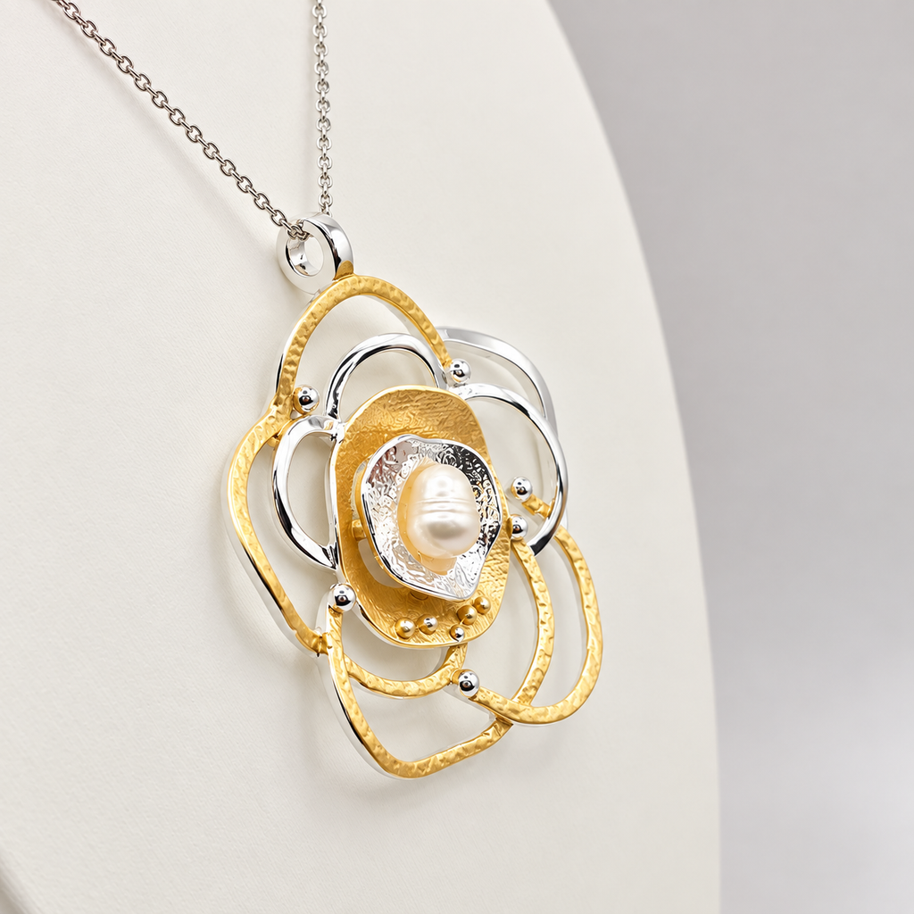 Damen Kette mit Anhänger Blume DAVUTA seitlich