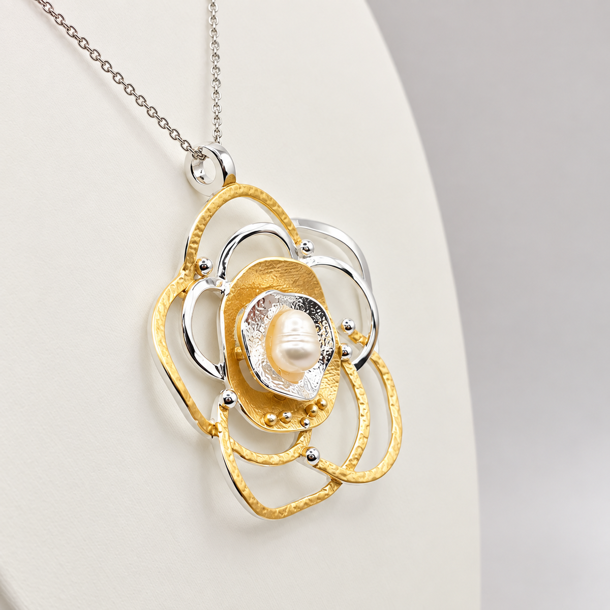 Damen Kette mit Anhänger Blume DAVUTA seitlich
