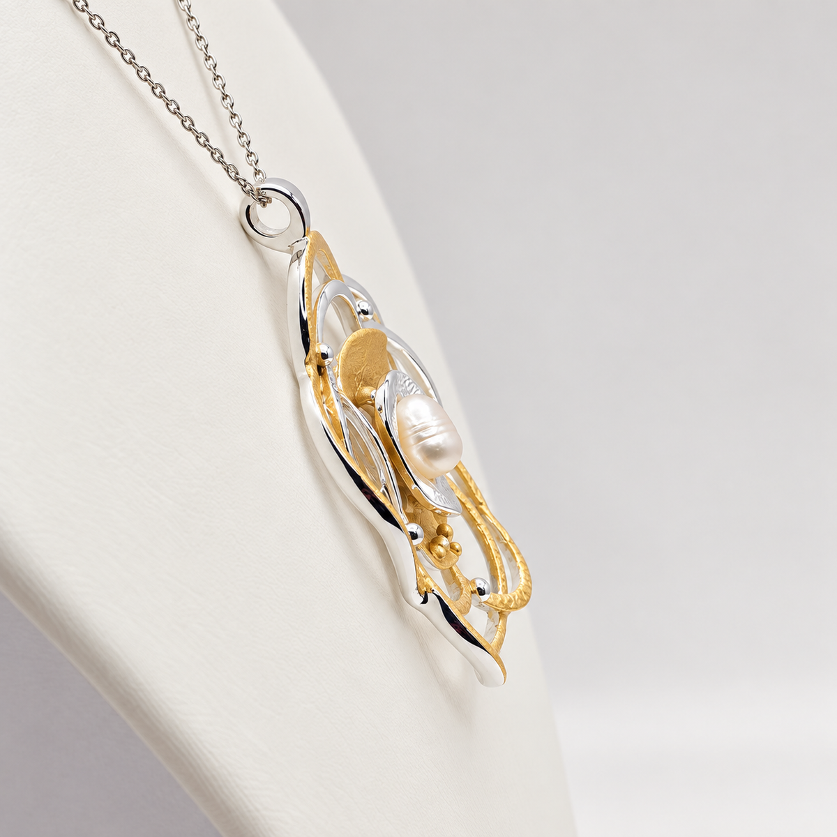 Damen Kette mit Anhänger Blume DAVUTA seitlich 2