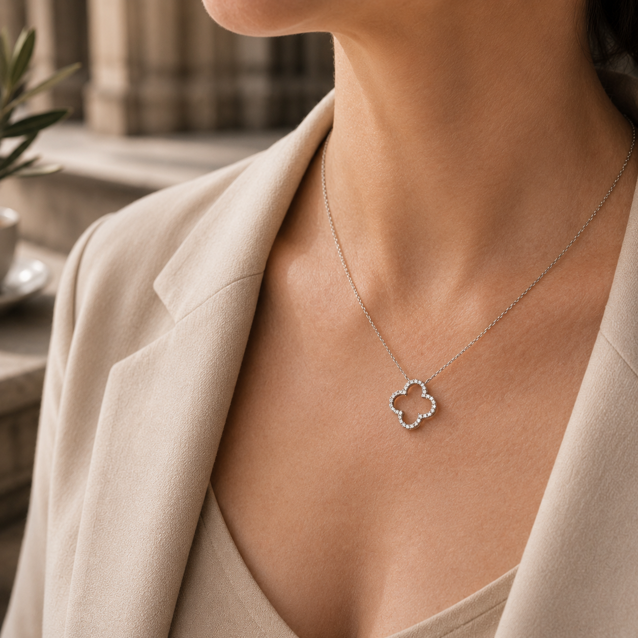 Damen Kette mit Anhänger Collier Kleeblatt silber Zirkonia nah am Model