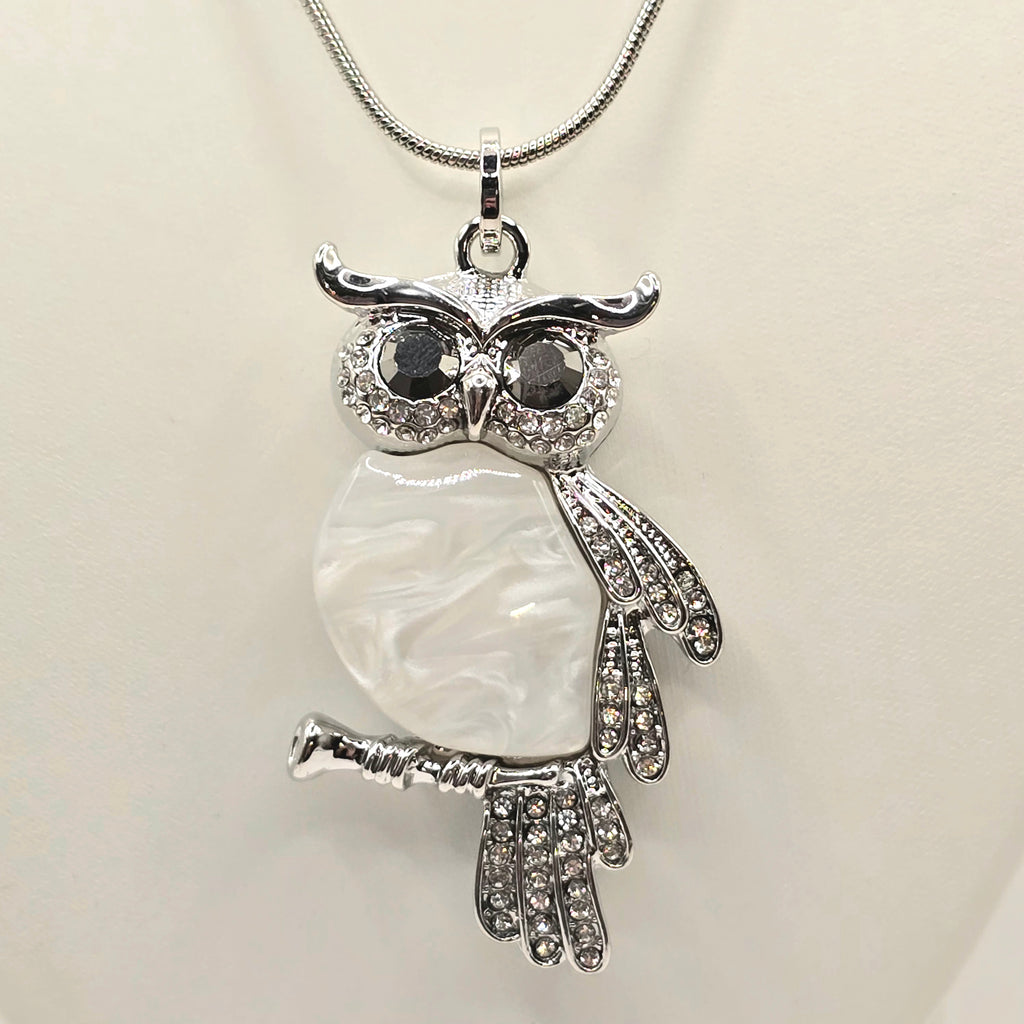 Damen Kette mit Anhänger Eule Messing versilbert weiß nah
