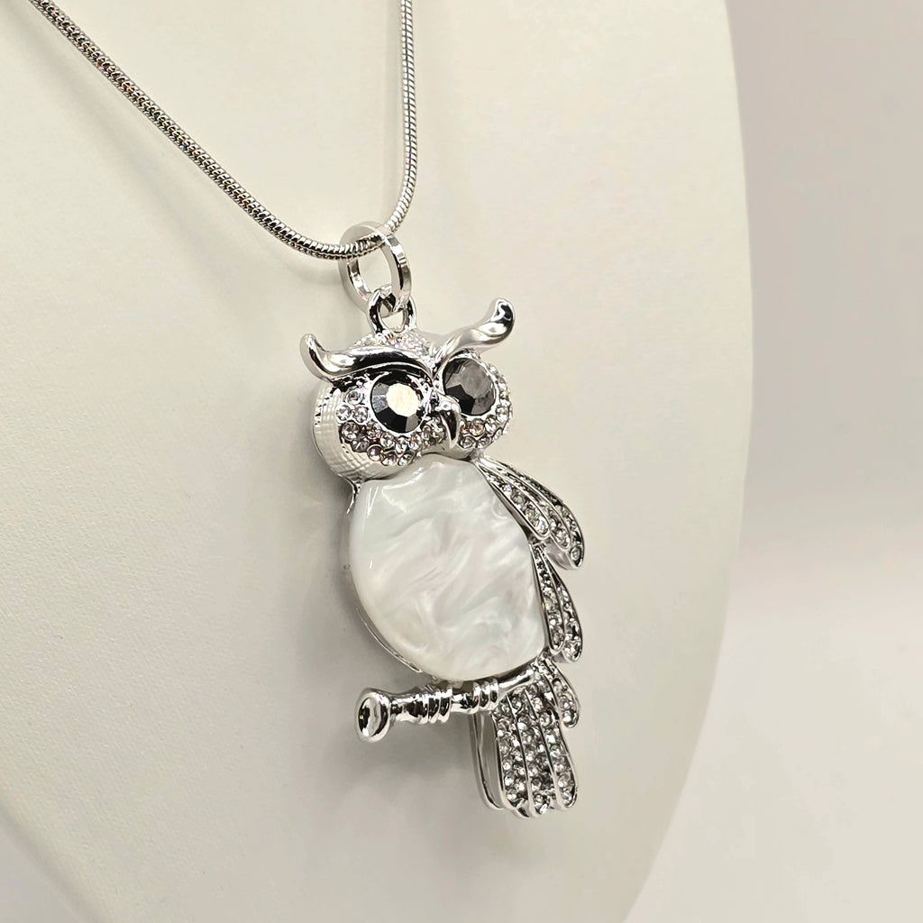 Damen Kette mit Anhänger Eule Messing versilbert weiß seitlich
