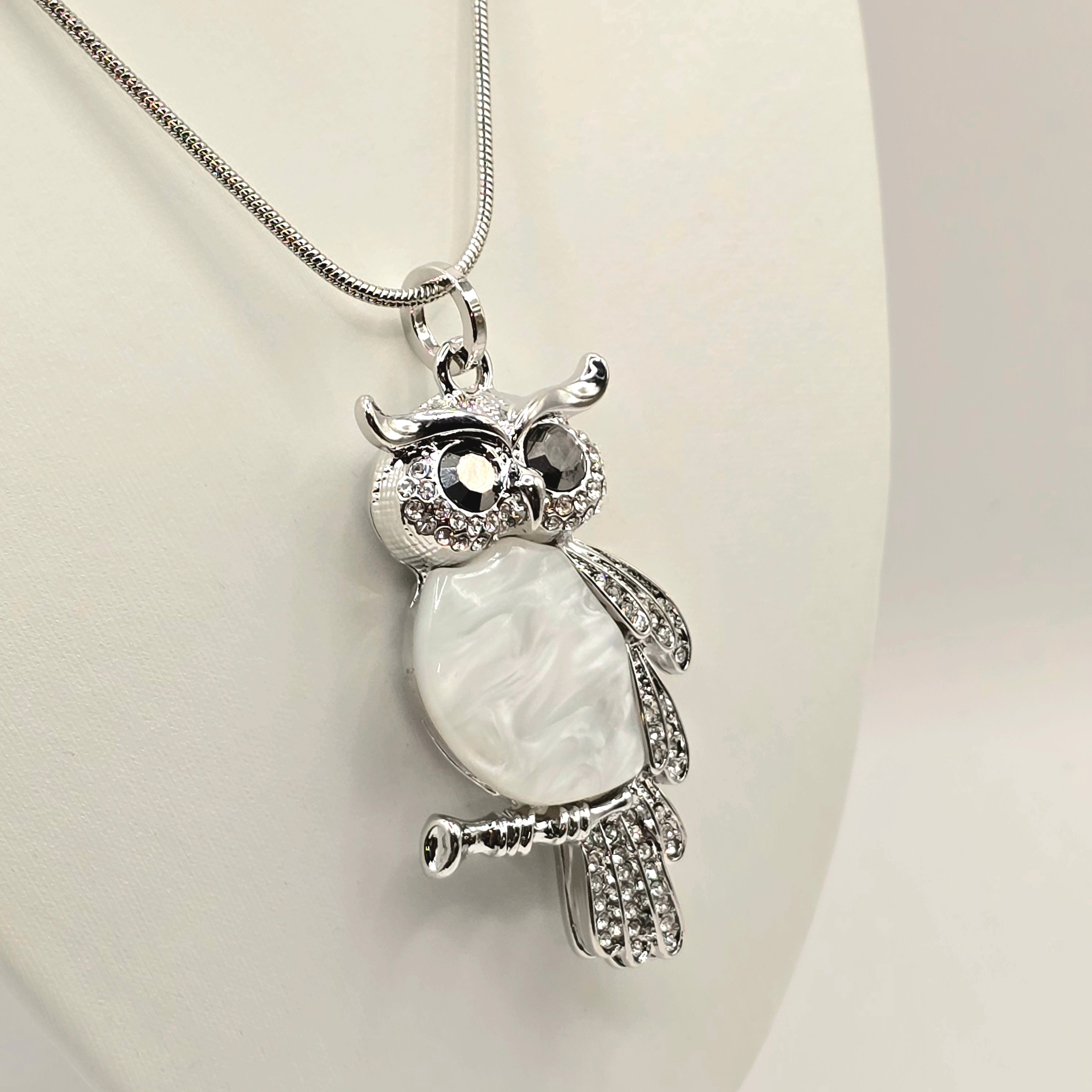 Damen Kette mit Anhänger Eule Messing versilbert weiß seitlich